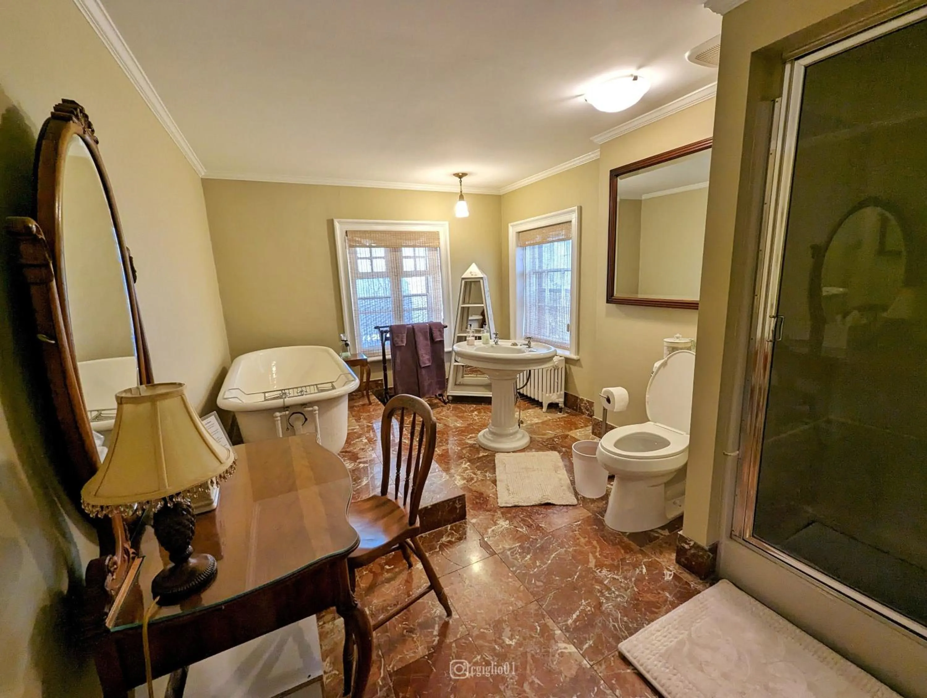 Bathroom in Cromwell Manor Inn