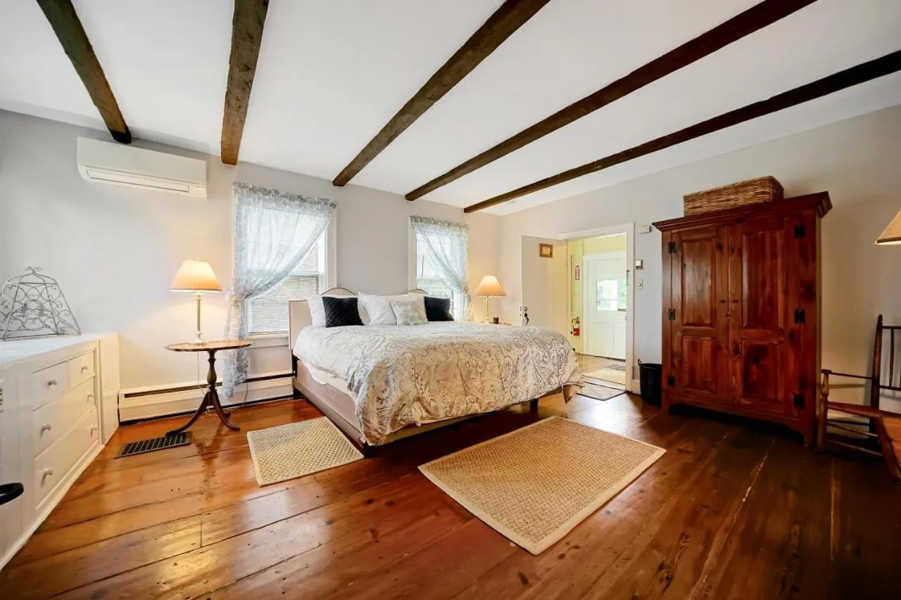 Bedroom, Bed in Cromwell Manor Inn