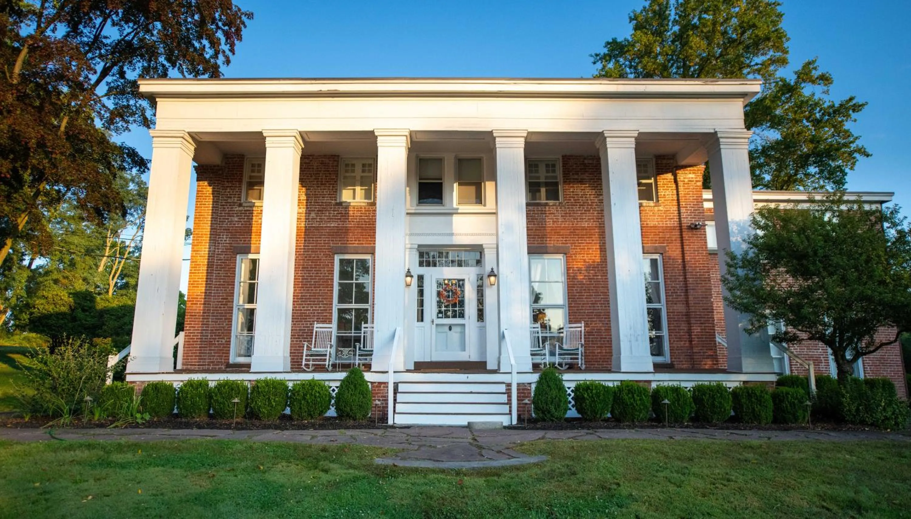 Property building in Cromwell Manor Inn