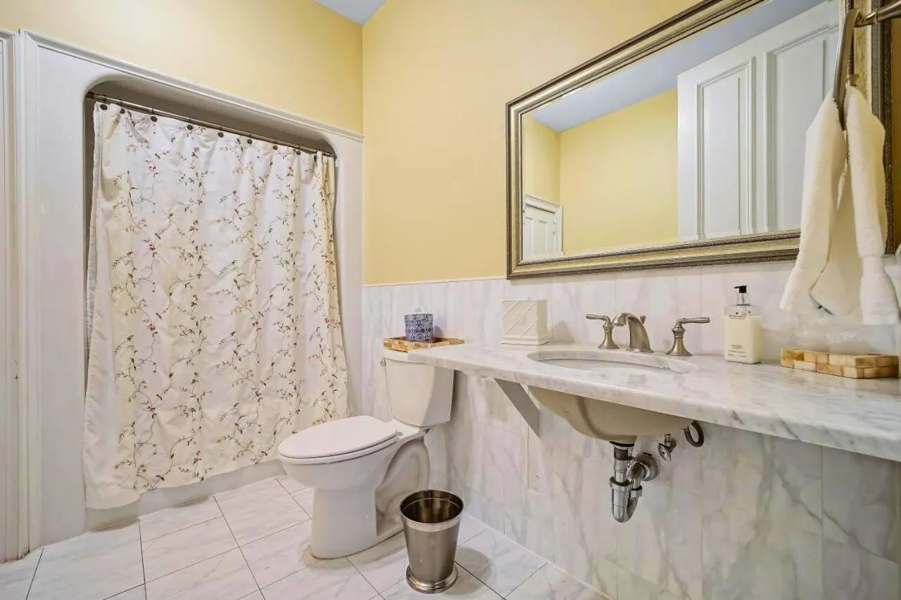 Bathroom in Cromwell Manor Inn