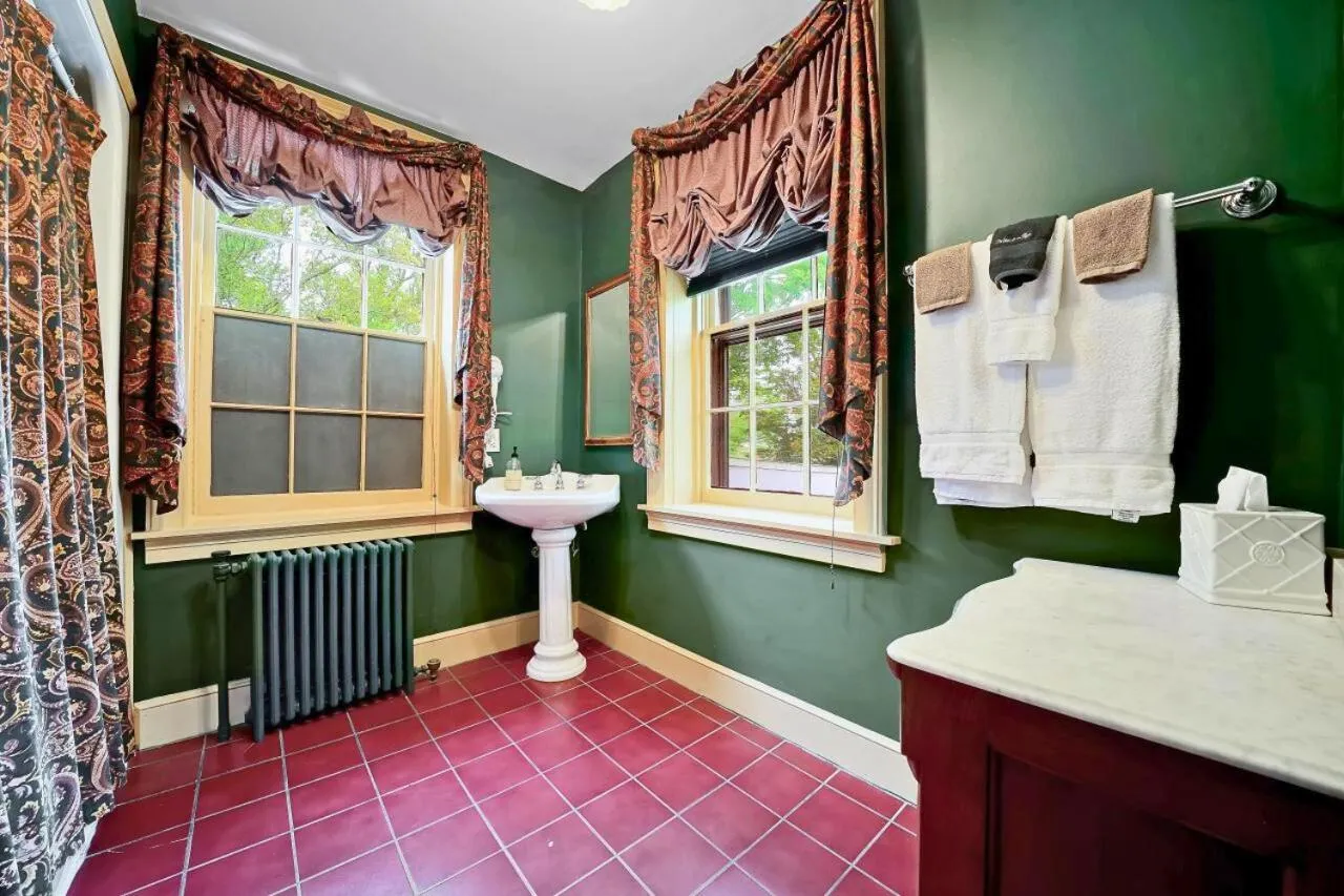 Bathroom in Cromwell Manor Inn