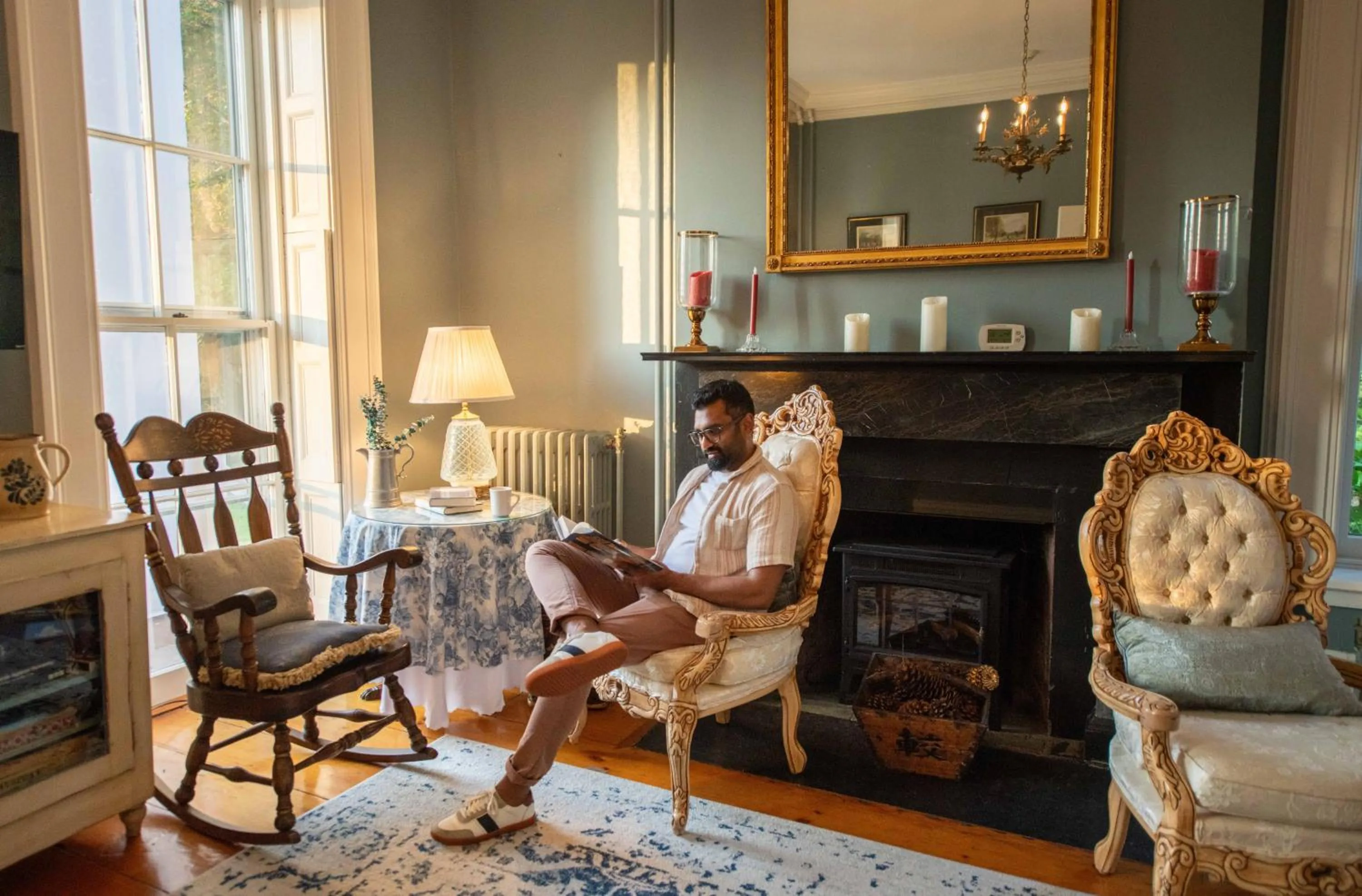 Living room in Cromwell Manor Inn