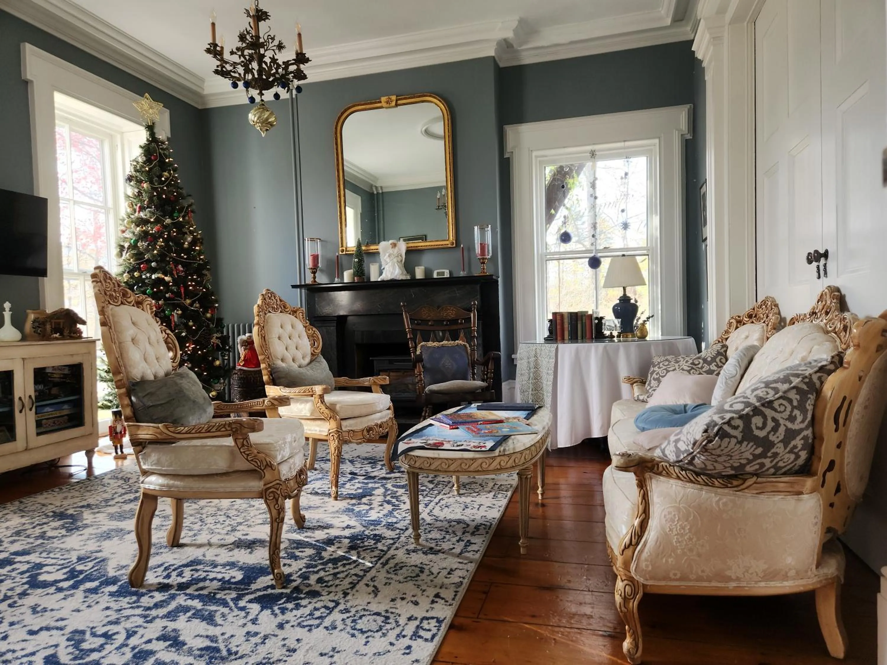 Living room in Cromwell Manor Inn