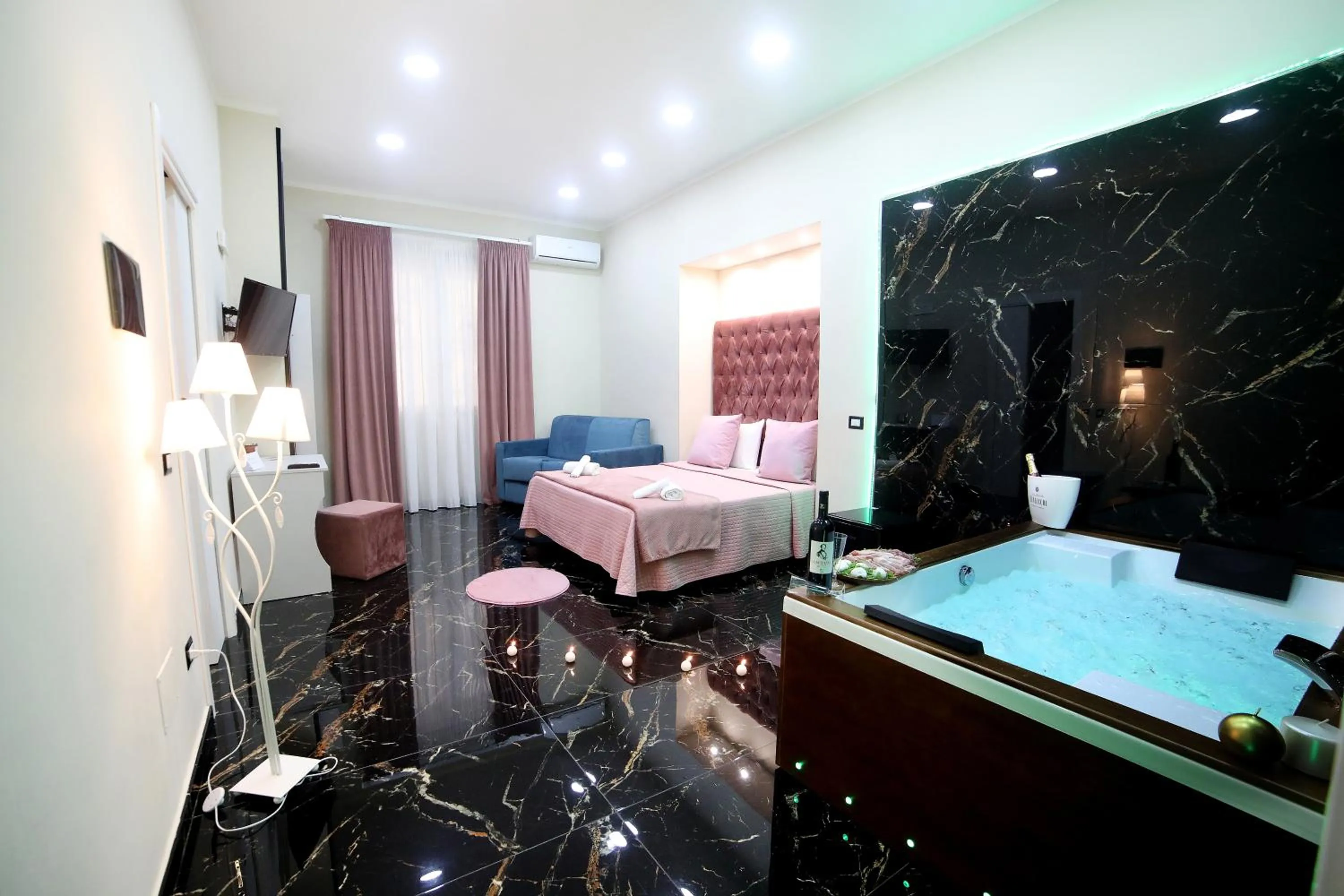 Hot Tub, Bed in My Luxury