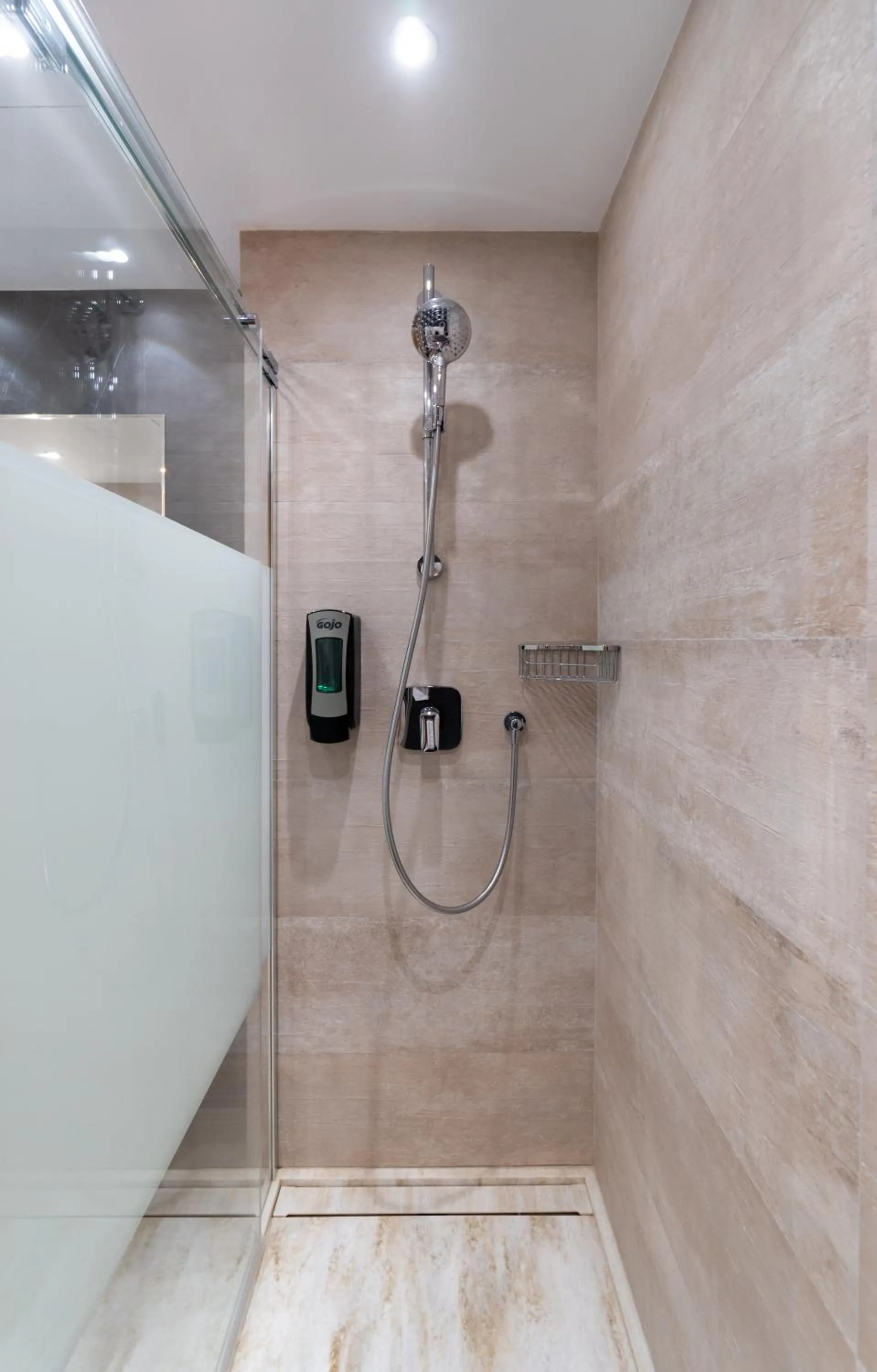 Shower in Hotel Apartamentos Bajondillo