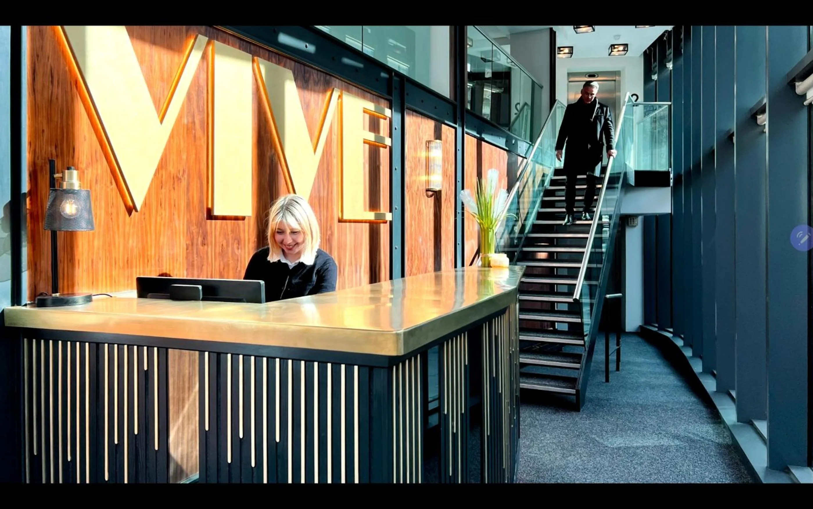 Text overlay in Vive Hotel