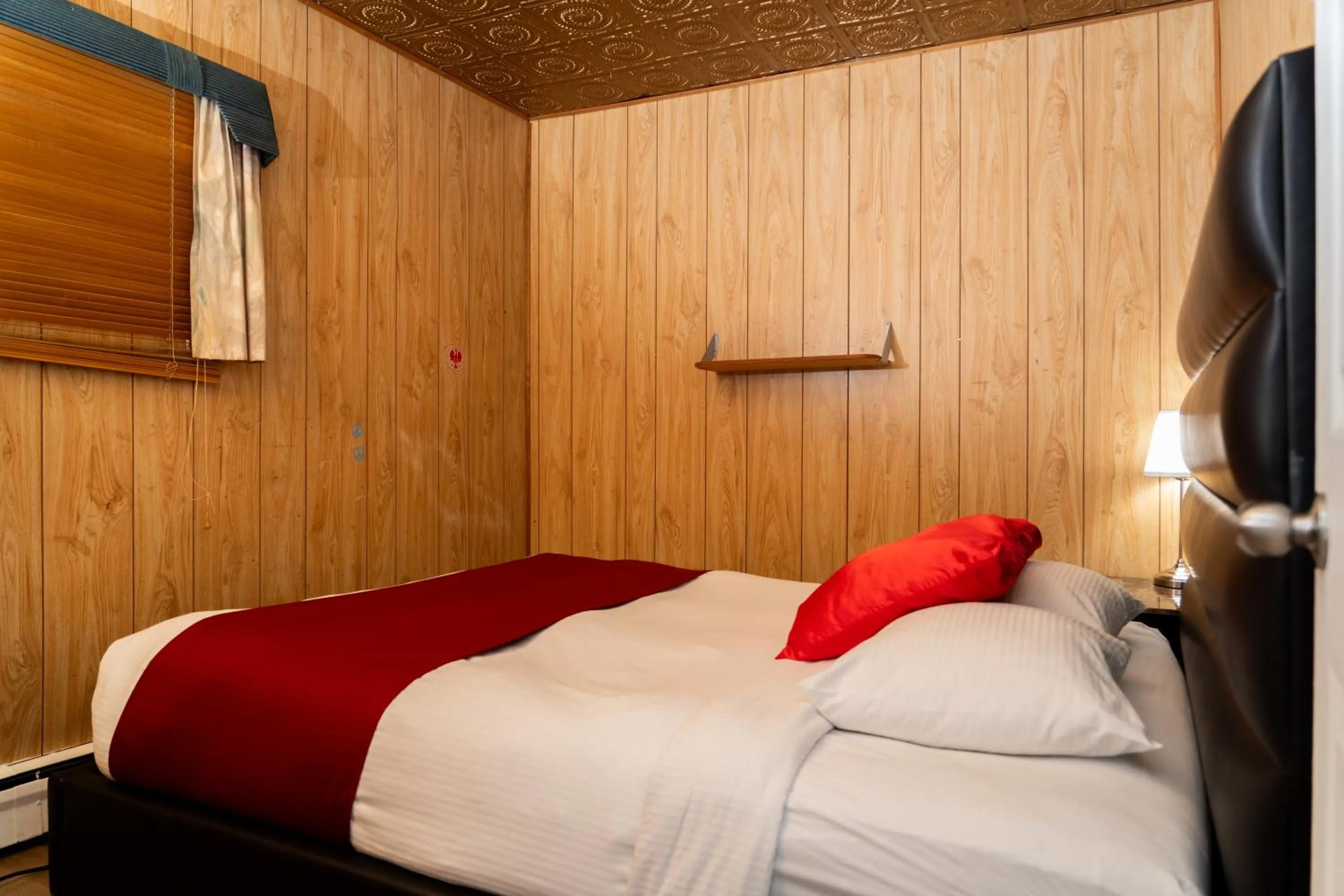 Bed in Mountain View Hope Motel