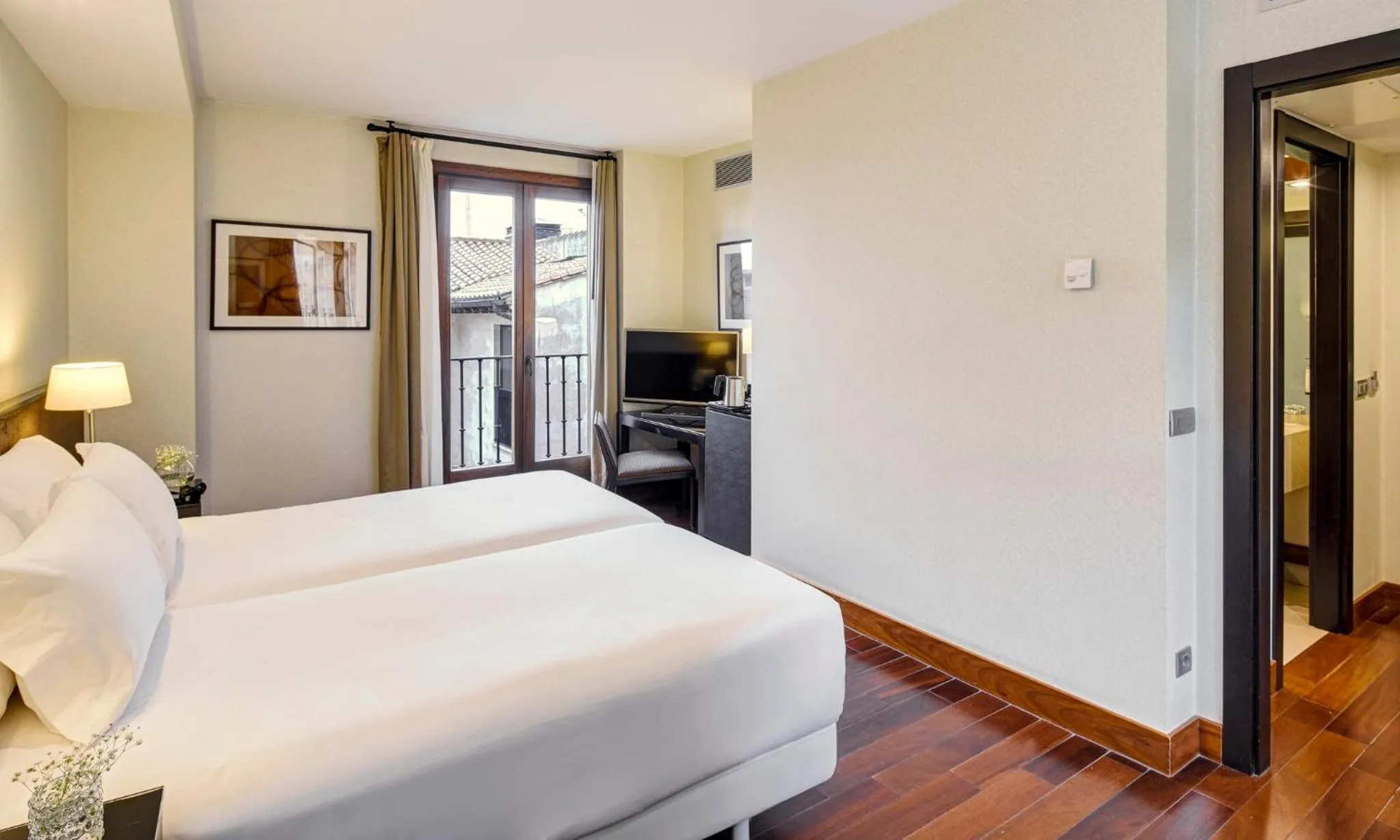 Photo of the whole room, Bed in Sercotel Puerta de la Catedral