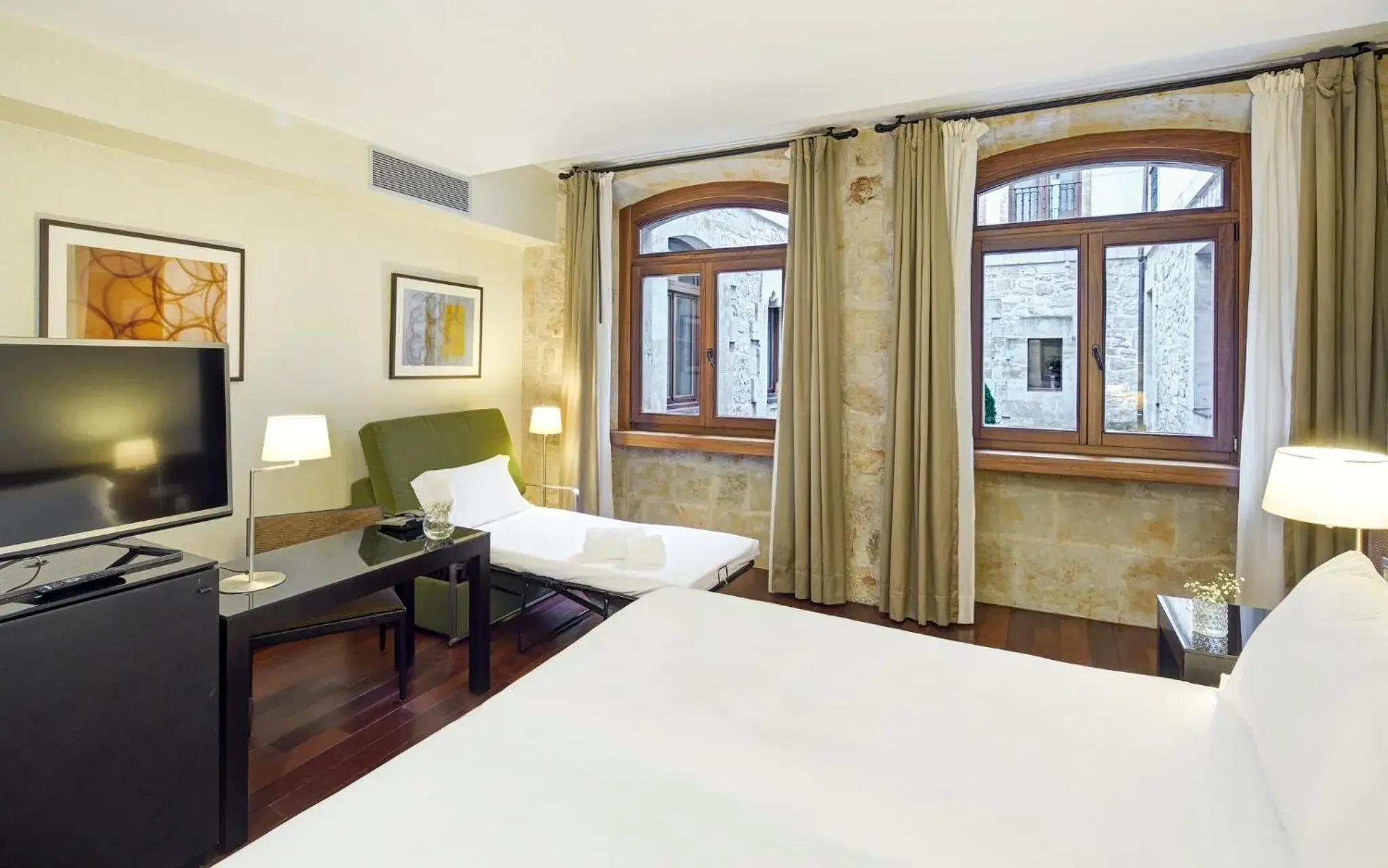 Photo of the whole room, Bed in Sercotel Puerta de la Catedral Photo of the whole room, Bed in Sercotel Puerta de la Catedral