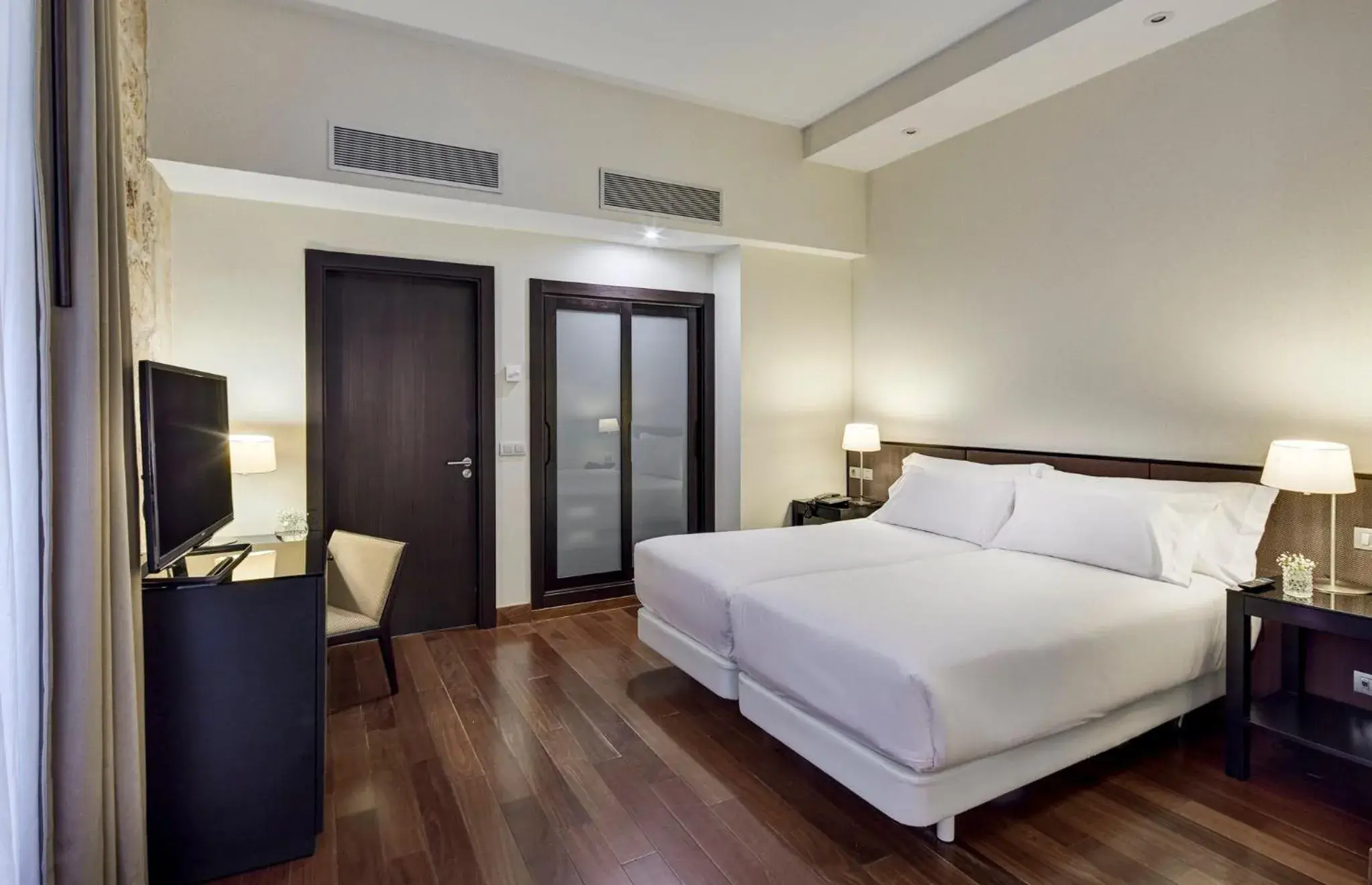 Photo of the whole room, Bed in Sercotel Puerta de la Catedral Photo of the whole room, Bed in Sercotel Puerta de la Catedral