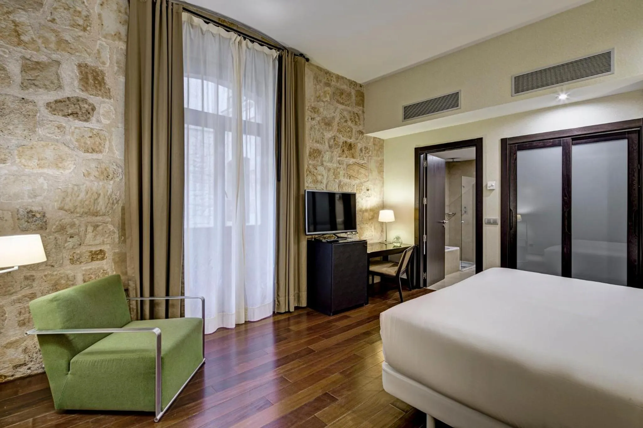 Photo of the whole room, Bed in Sercotel Puerta de la Catedral