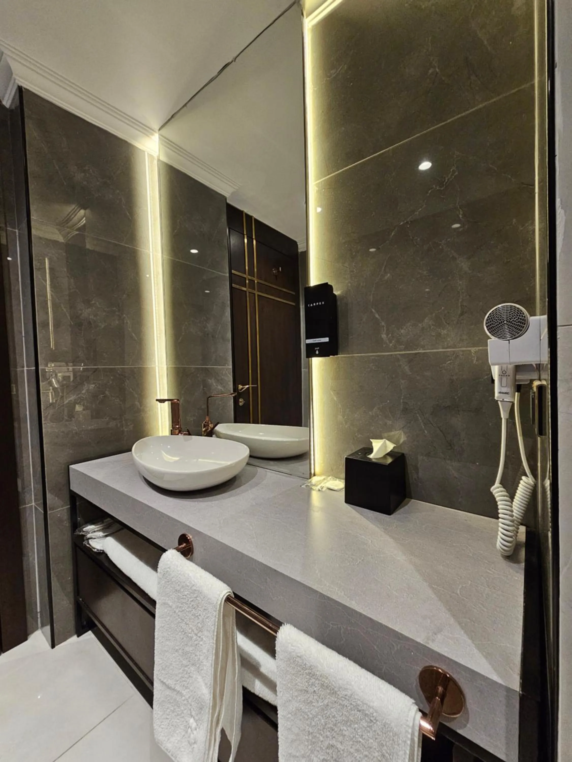 Bathroom in Asur Imperıal Hotel