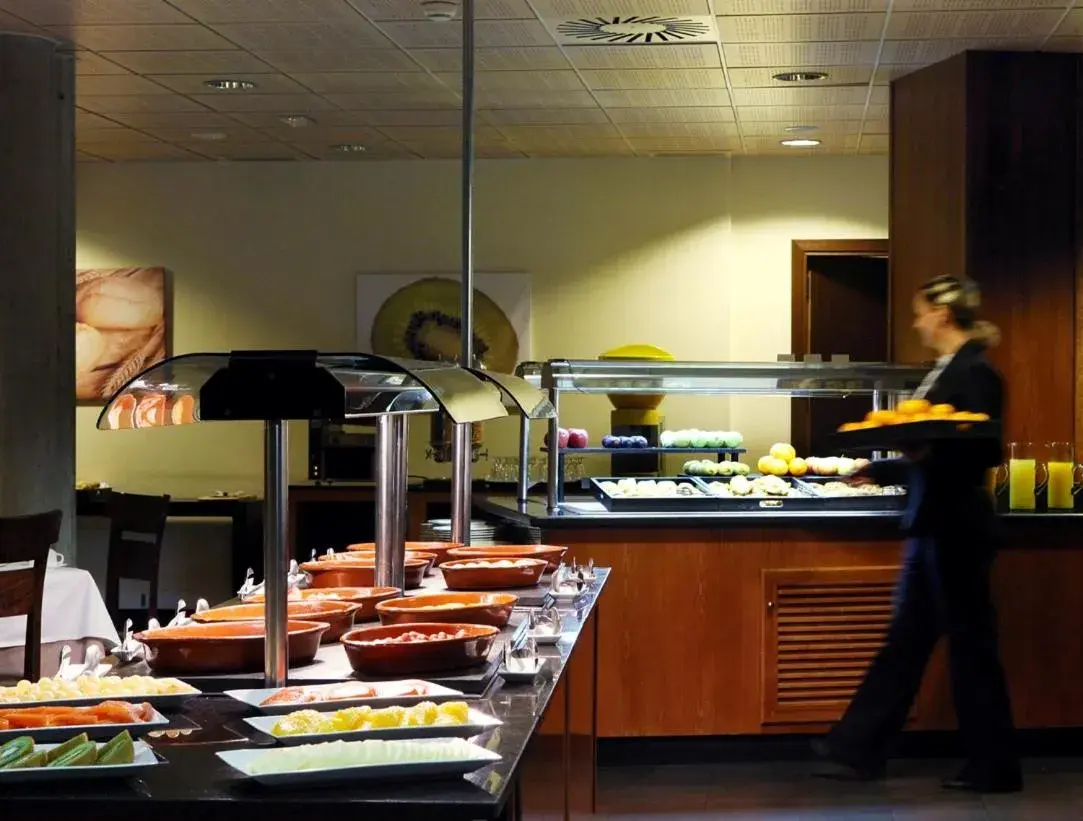 Buffet breakfast in HG Alto Aragón Buffet breakfast in HG Alto Aragón