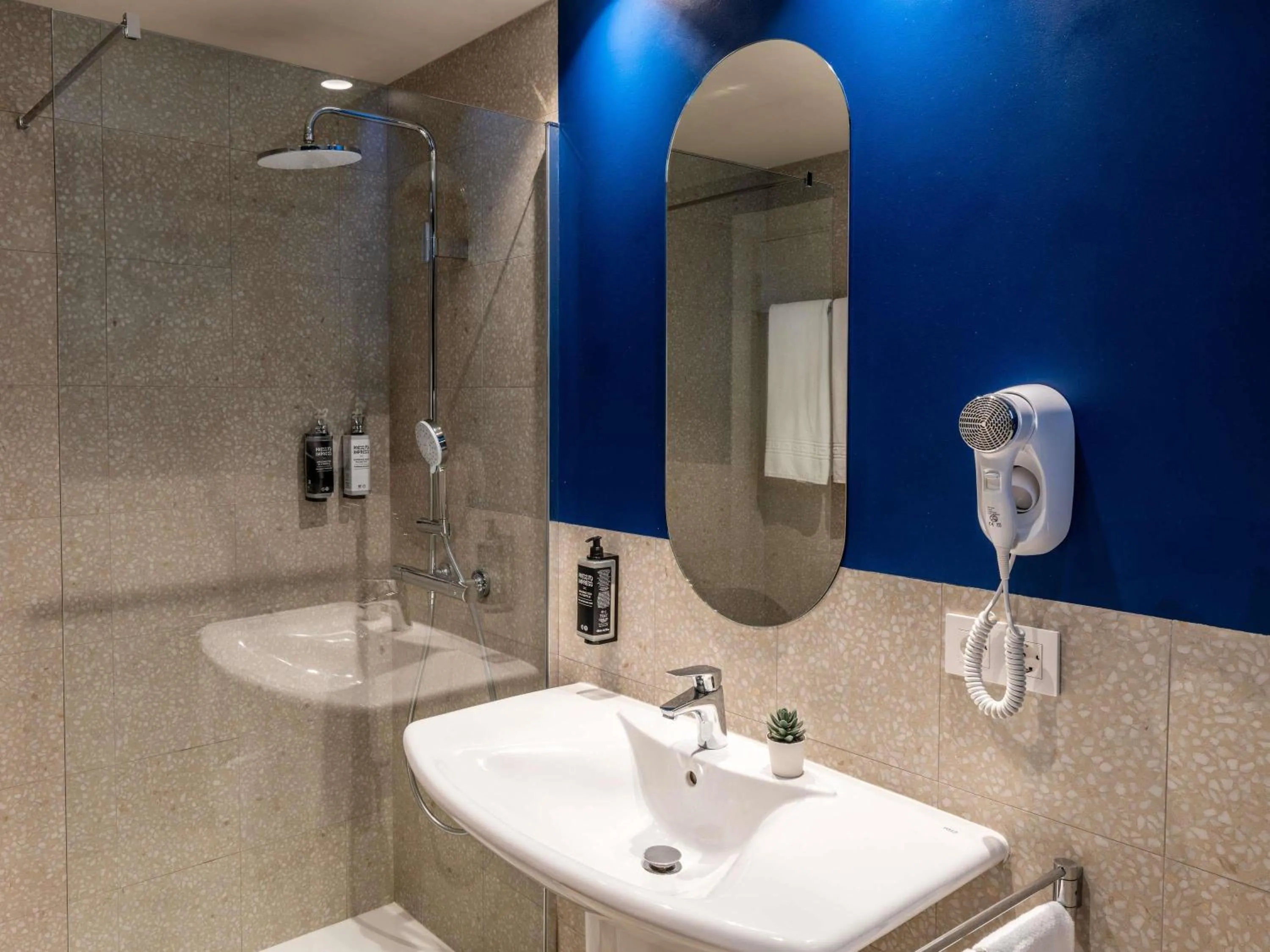 Bedroom in Ibis Styles Zaragoza Centro