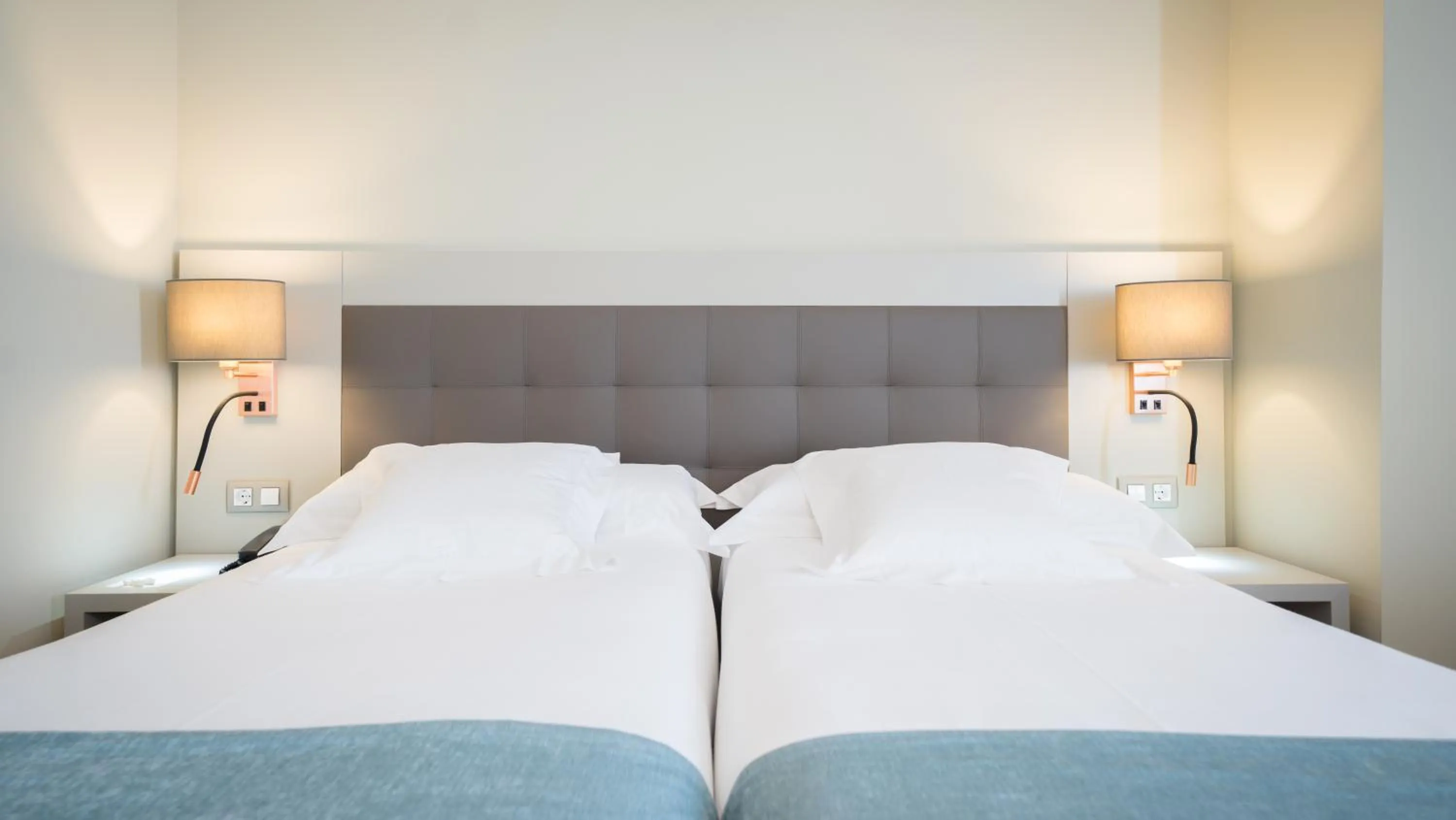 Bedroom, Bed in Mercure Carlton Rioja