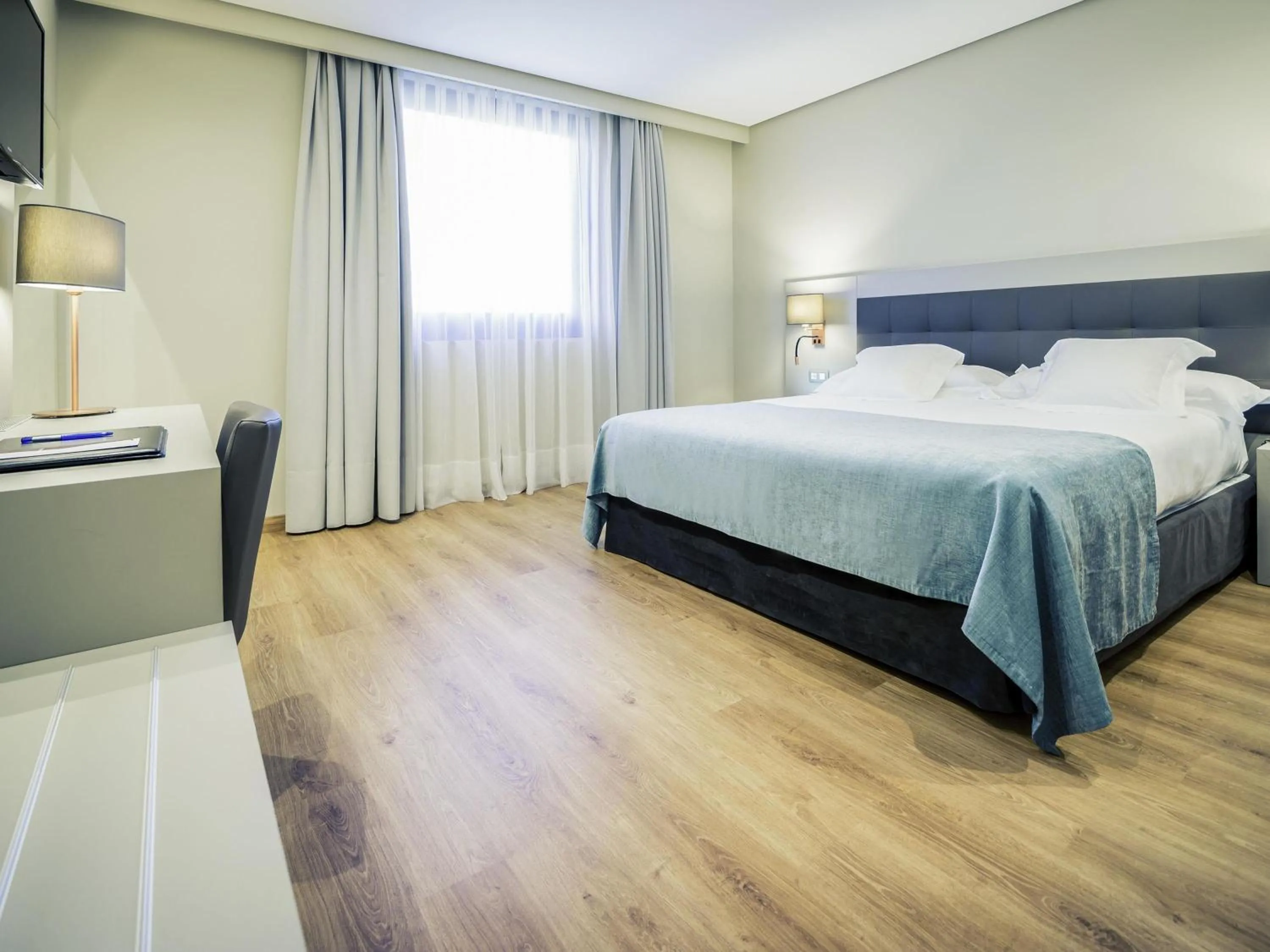 Property building, Bed in Mercure Carlton Rioja