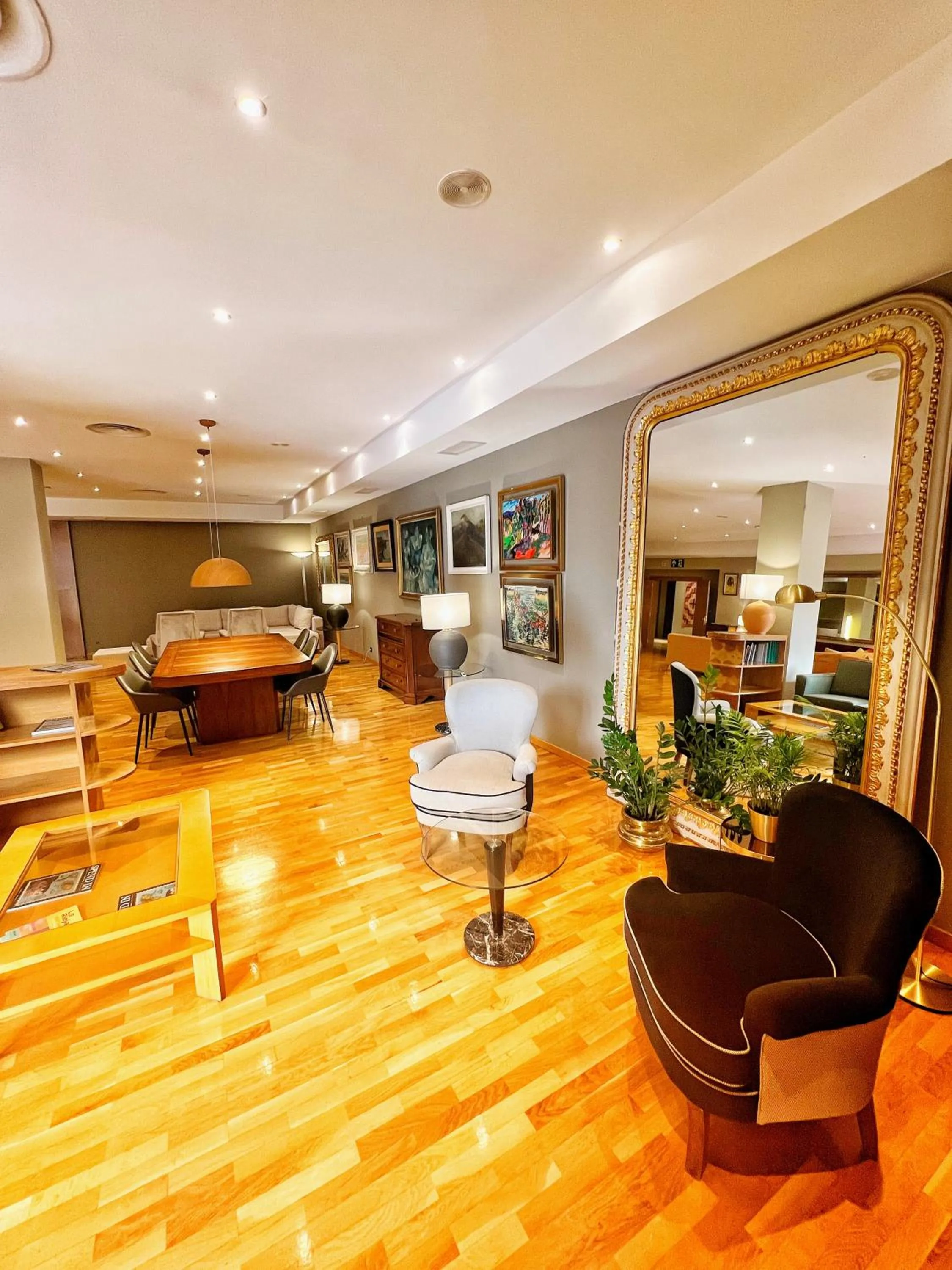 Living room in Mercure Carlton Rioja