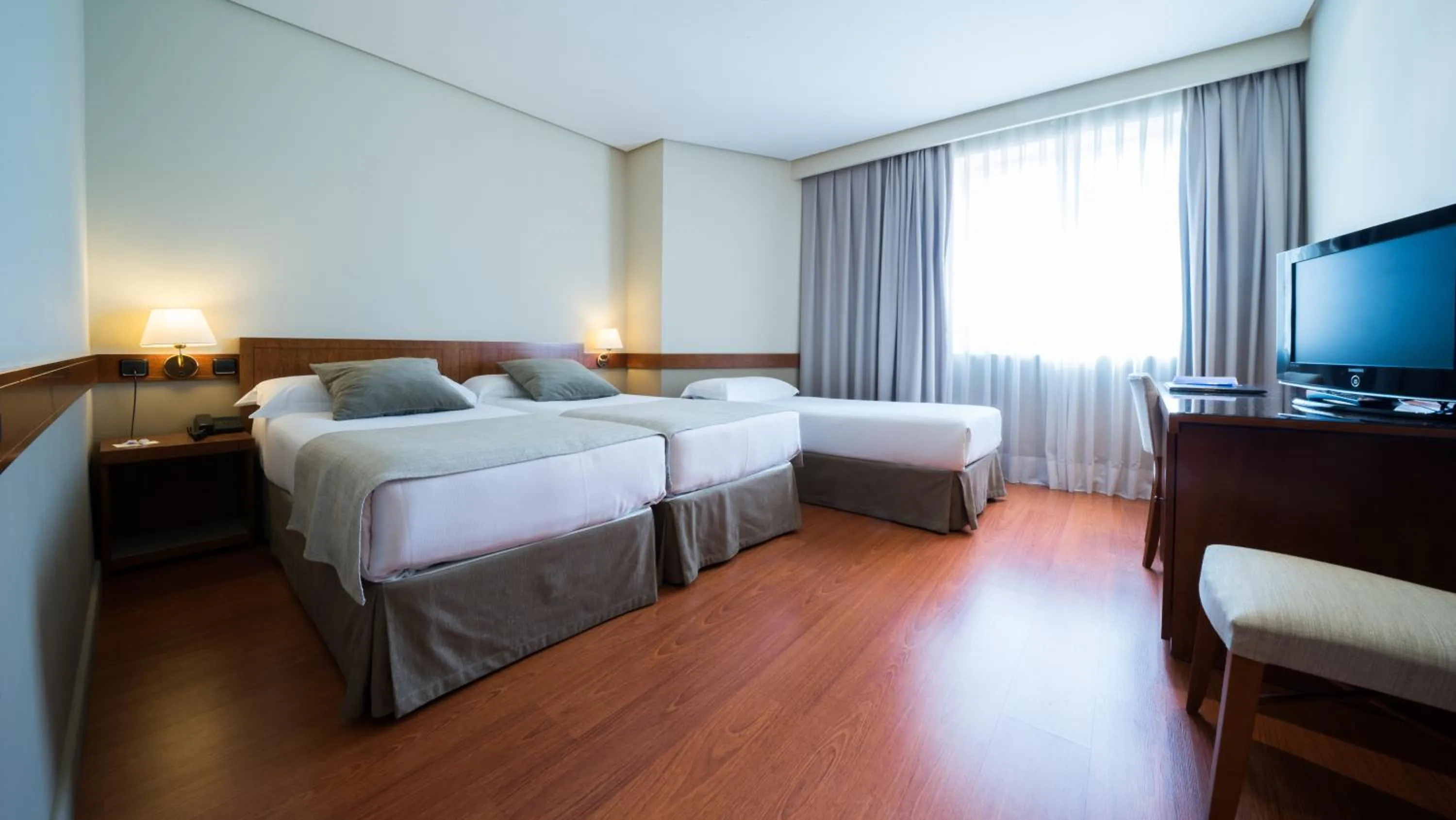 Bedroom, Bed in Mercure Carlton Rioja