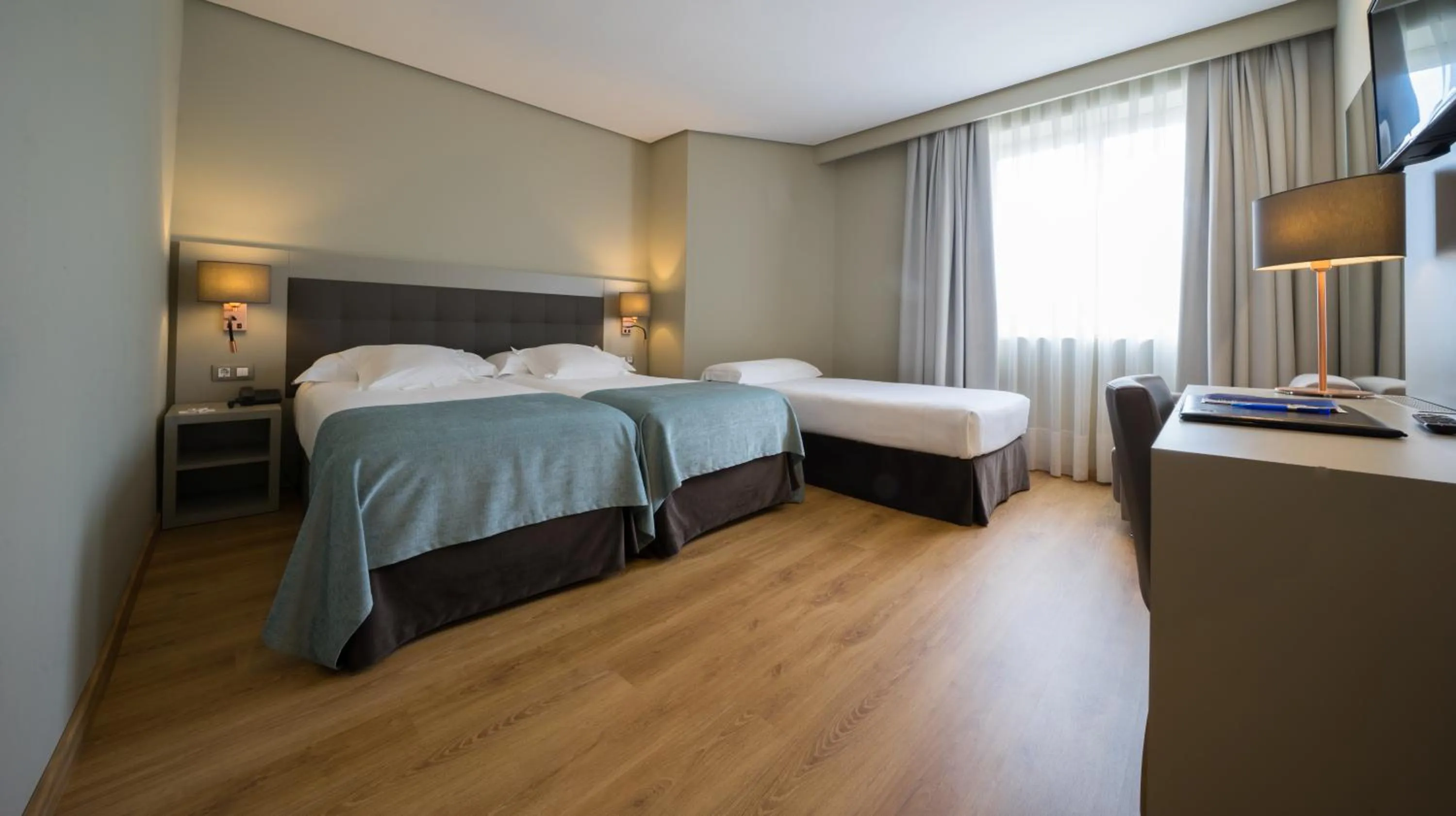 Bedroom, Bed in Mercure Carlton Rioja