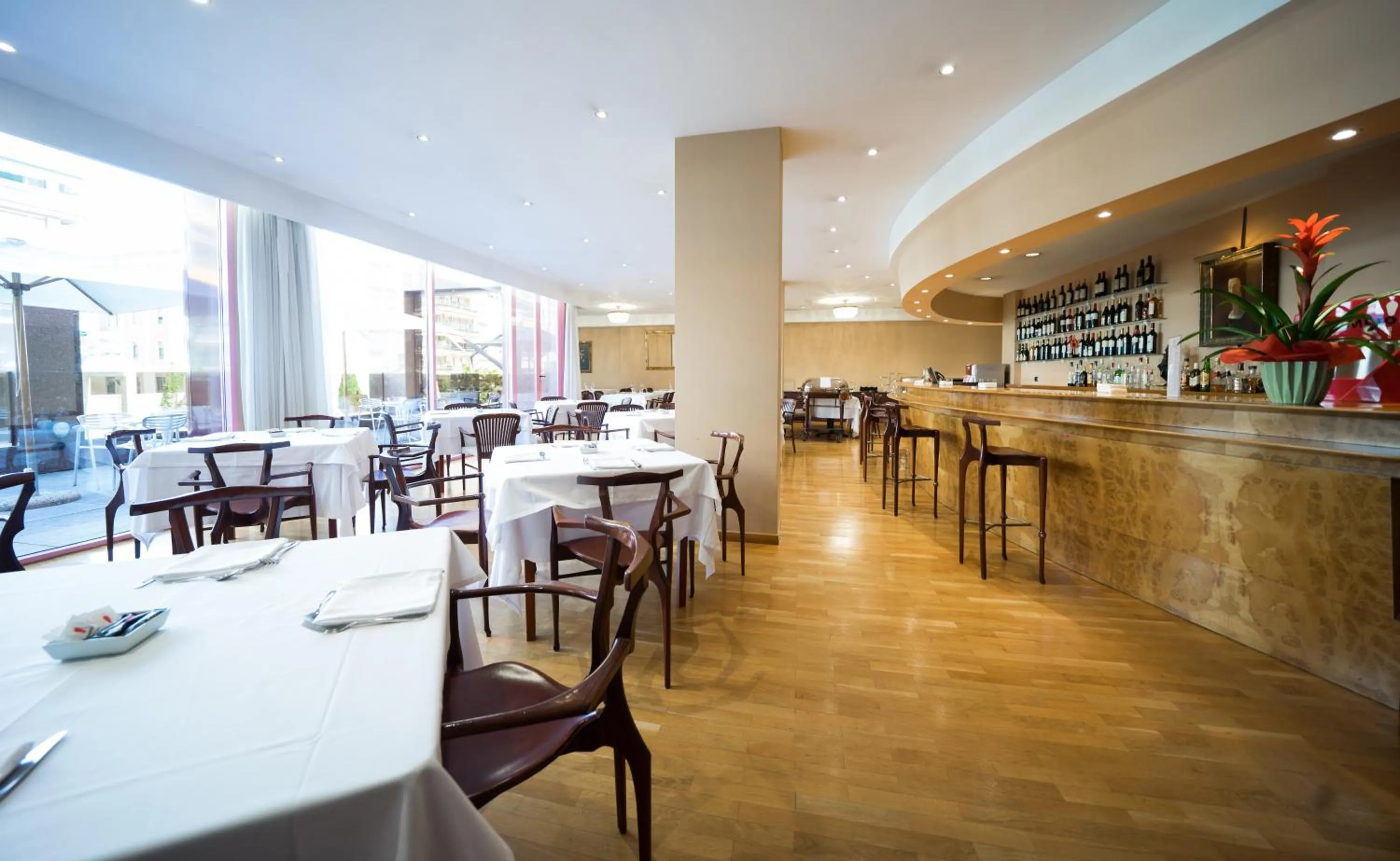 Dining area in Mercure Carlton Rioja