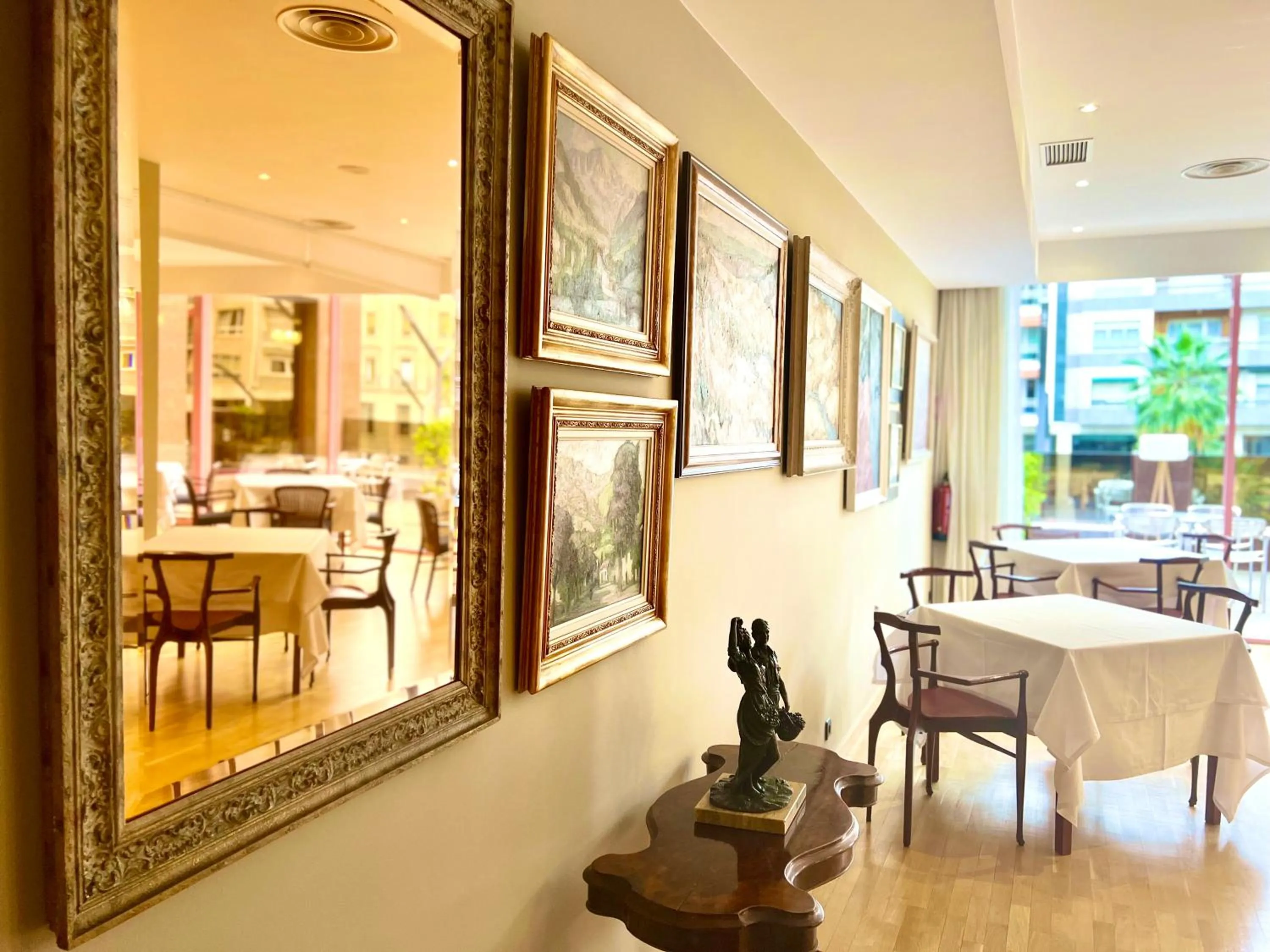 Lounge or bar in Mercure Carlton Rioja