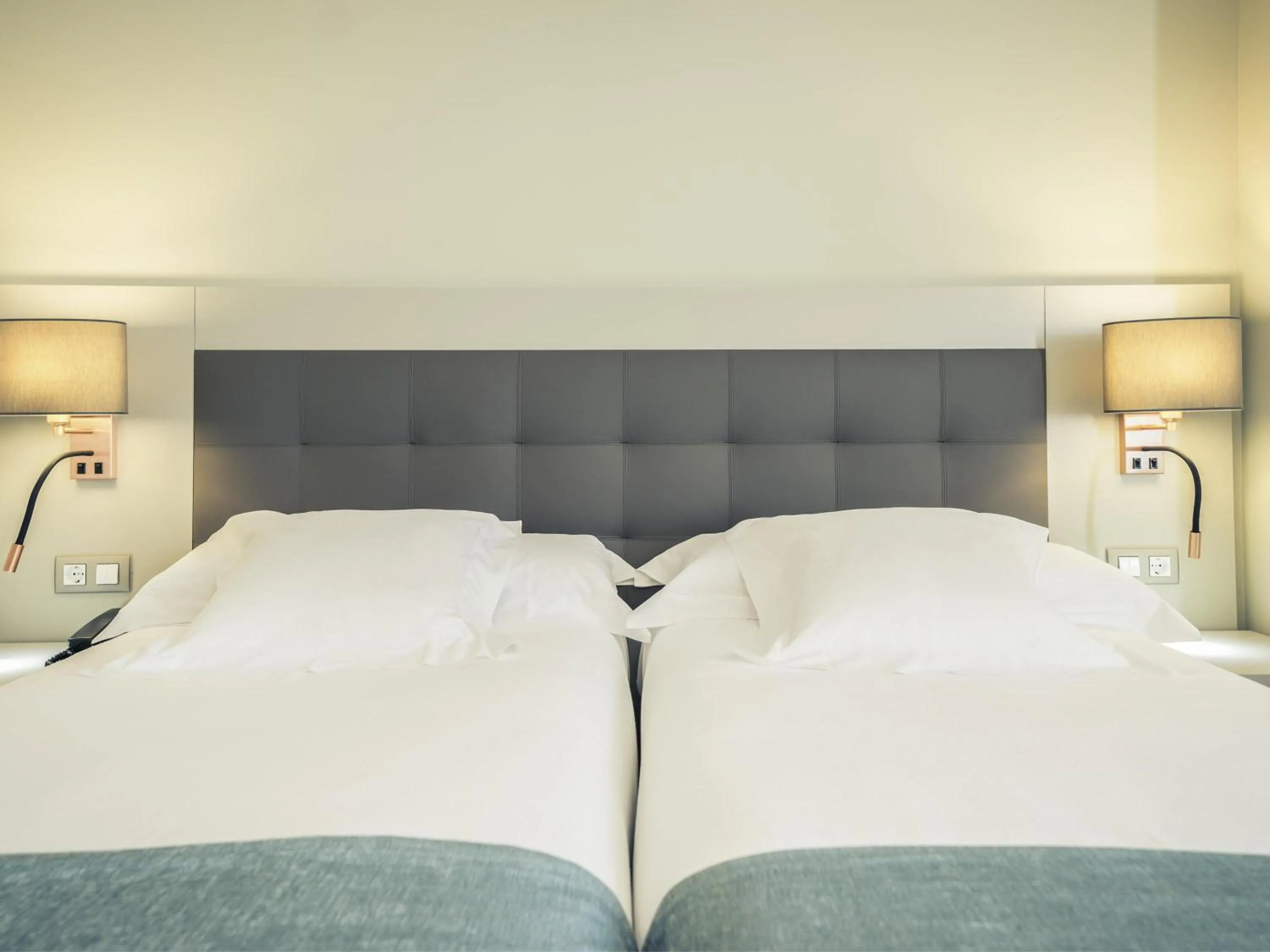 Bedroom, Bed in Mercure Carlton Rioja