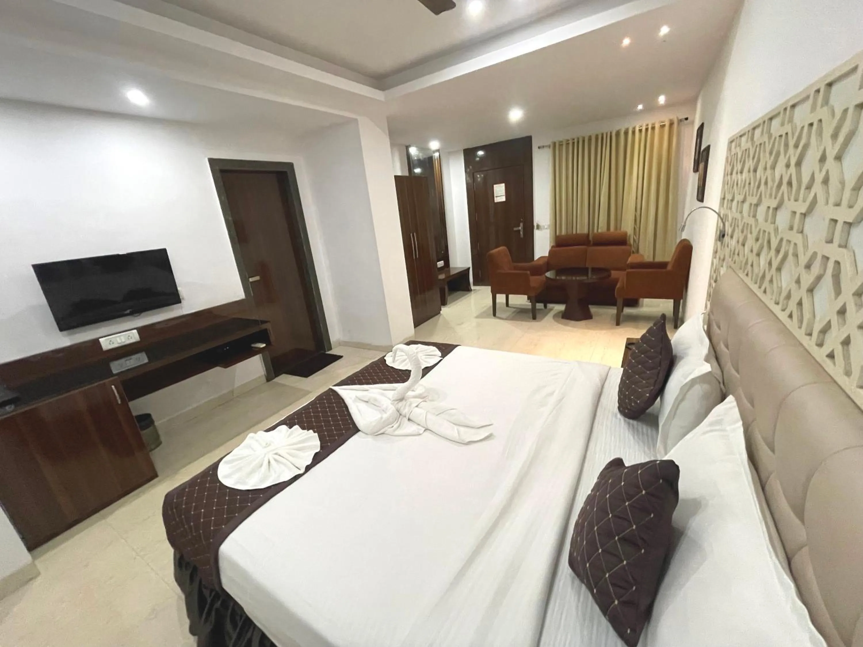 Bedroom, Bed in Hotel Goa Continental - Baga