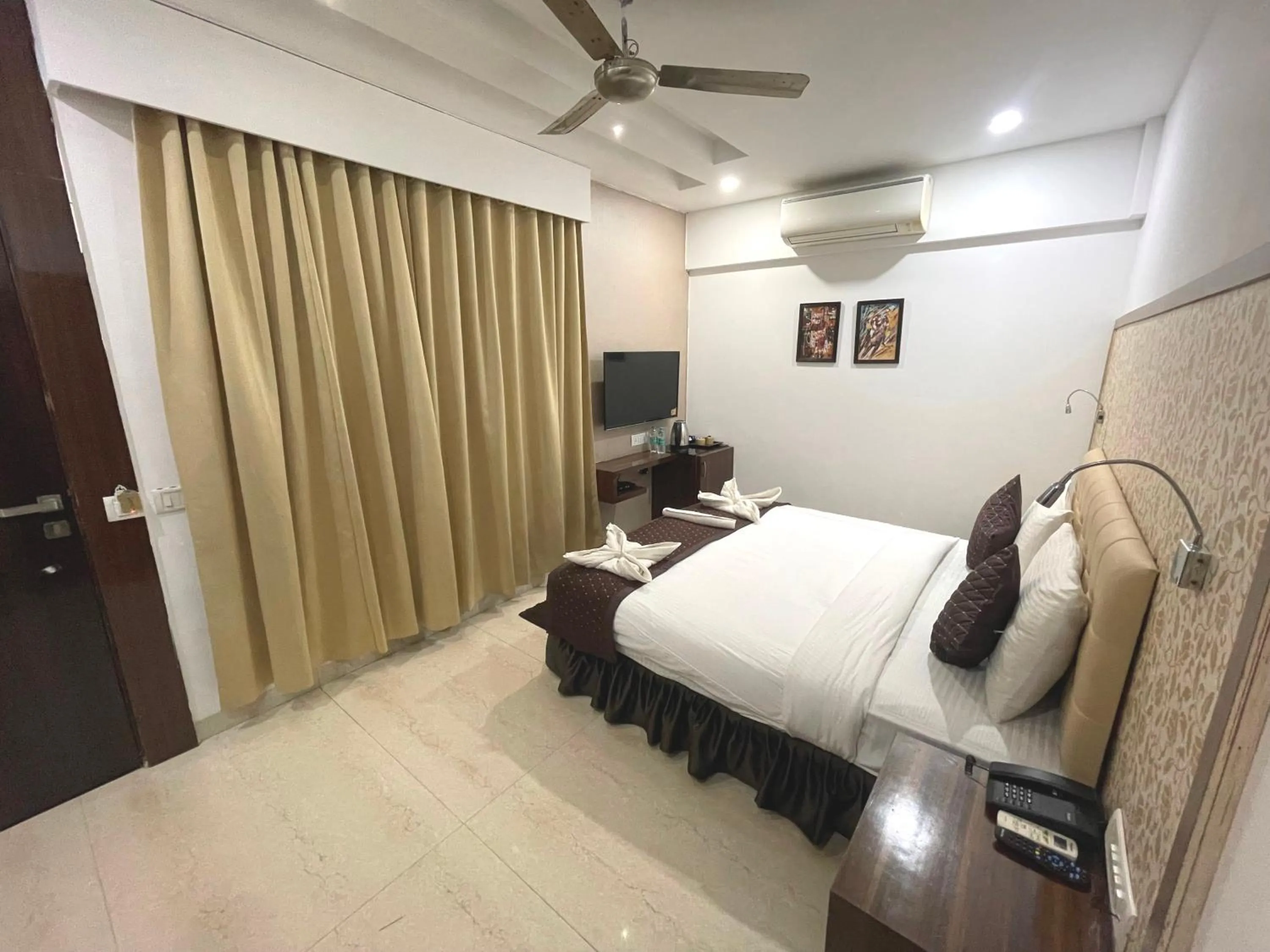 Bedroom, Bed in Hotel Goa Continental - Baga