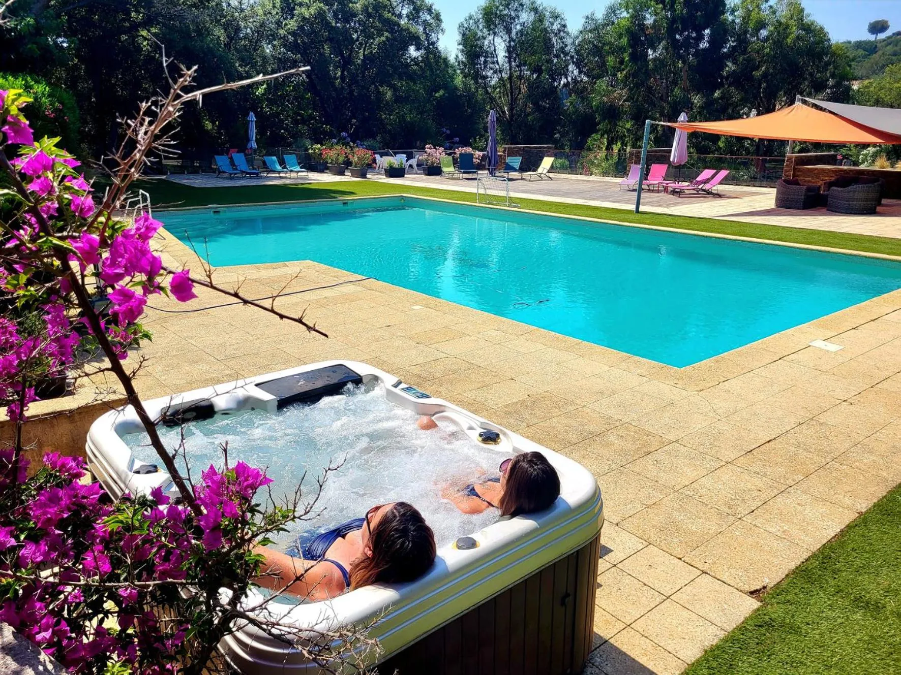 Natural landscape in La villa Roméo, piscine et spa