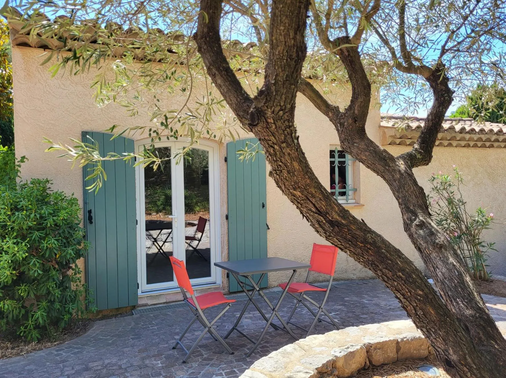 Patio in La villa Roméo, piscine et spa