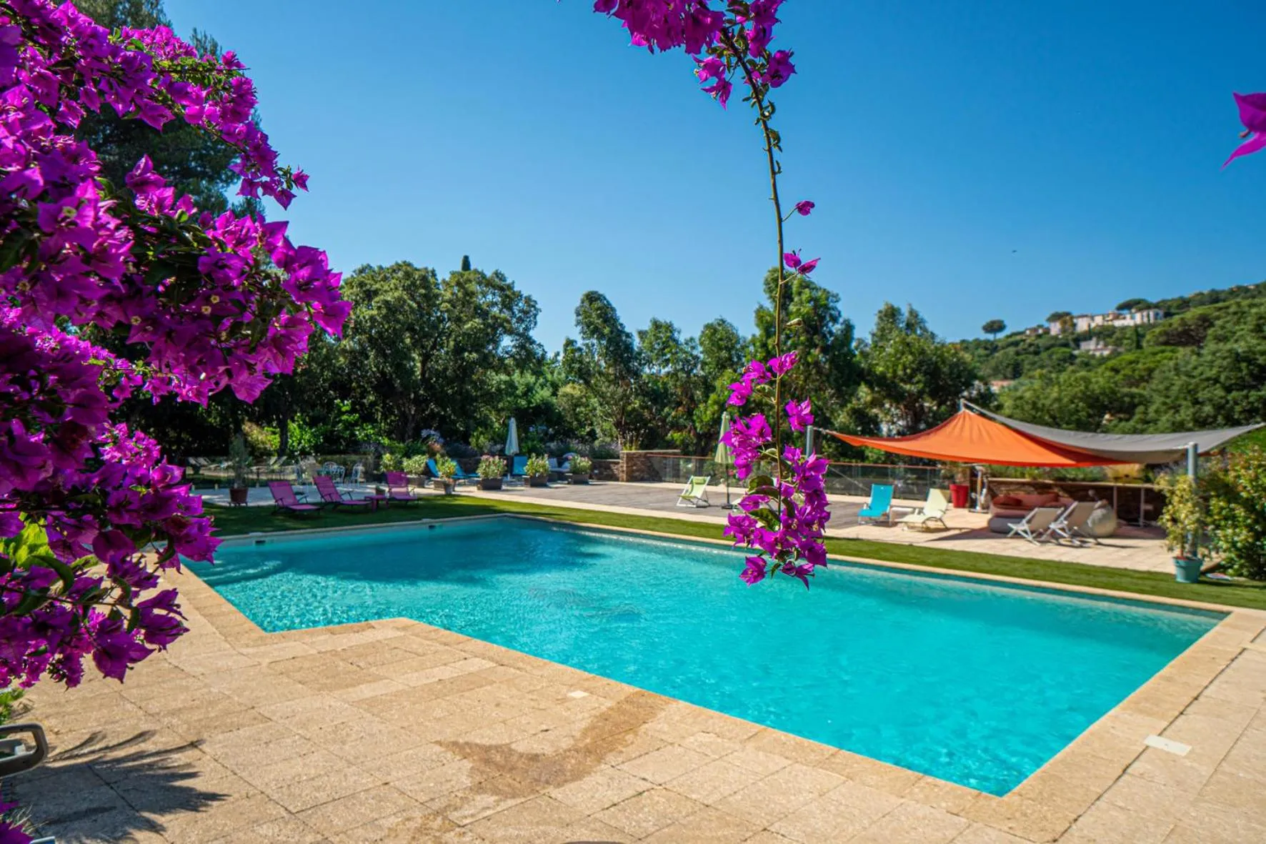 Patio in La villa Roméo, piscine et spa