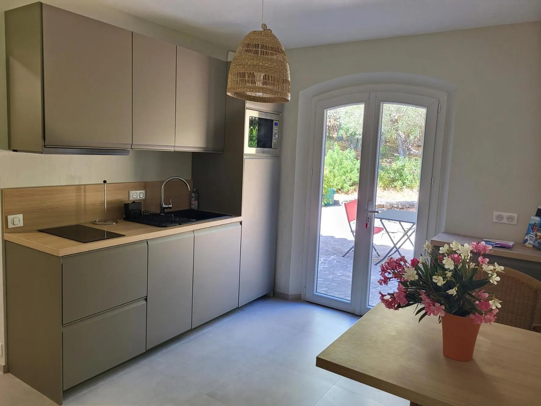 Kitchen or kitchenette in La villa Roméo, piscine et spa