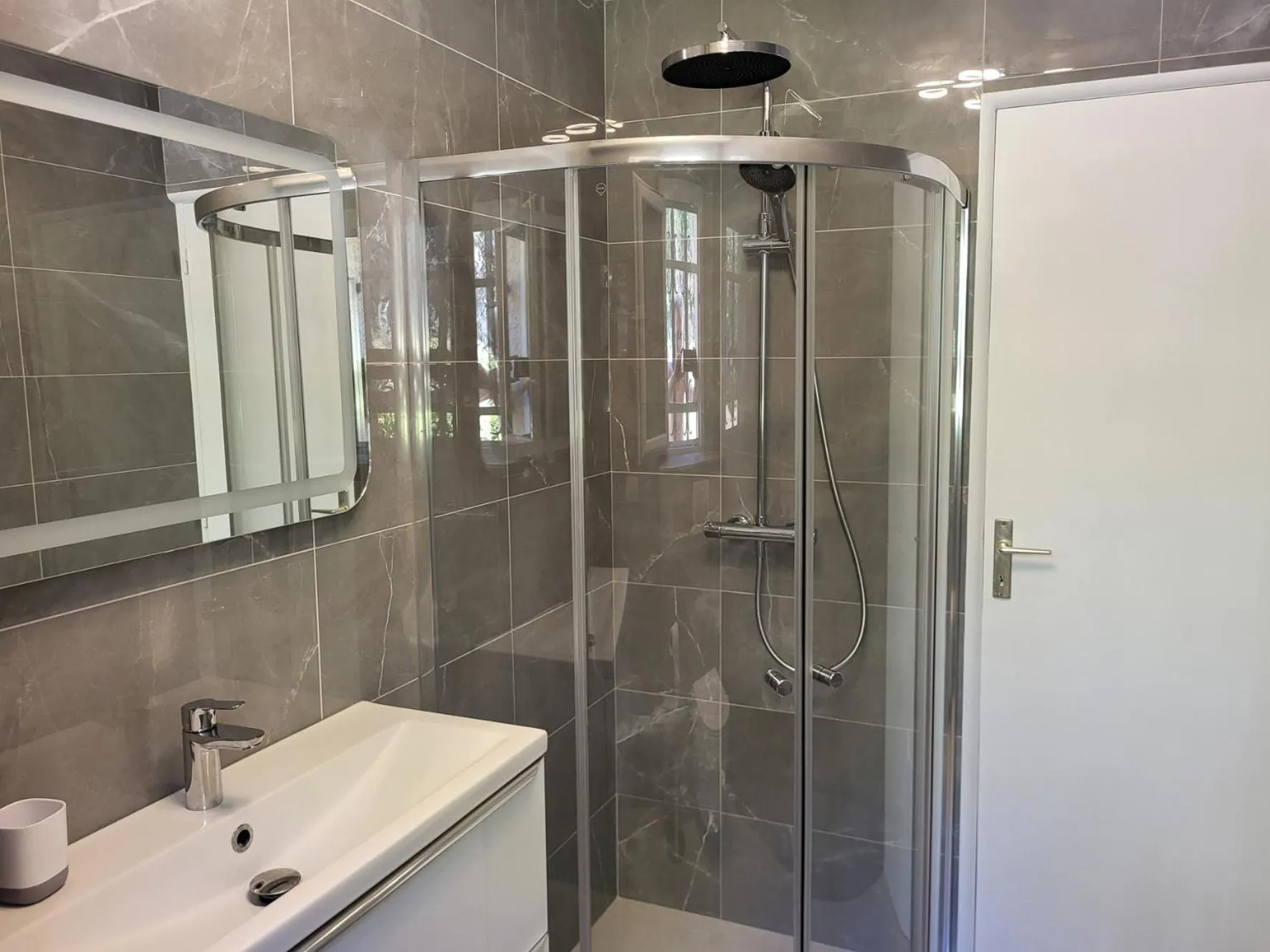 Shower in La villa Roméo, piscine et spa