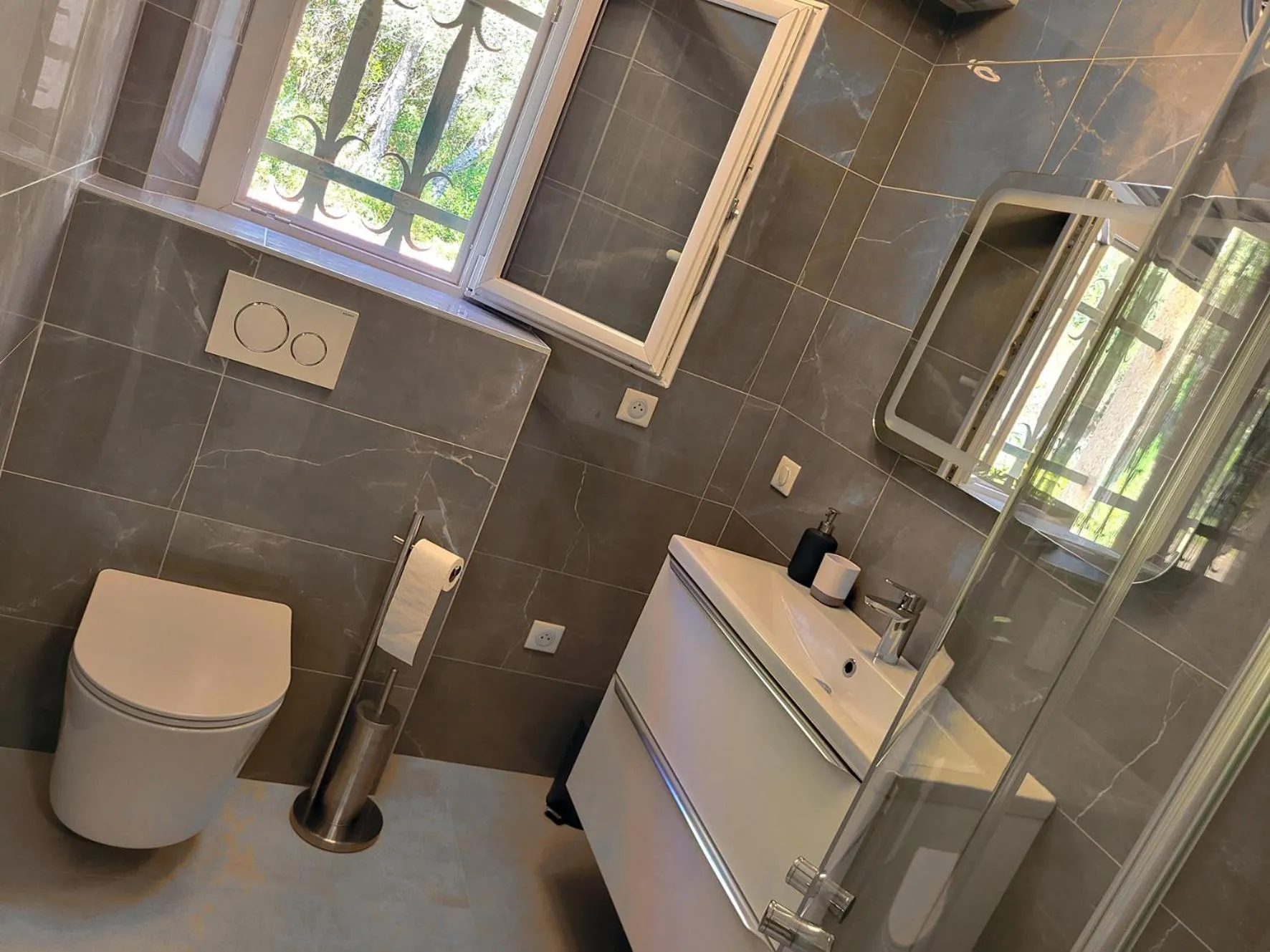 Shower in La villa Roméo, piscine et spa