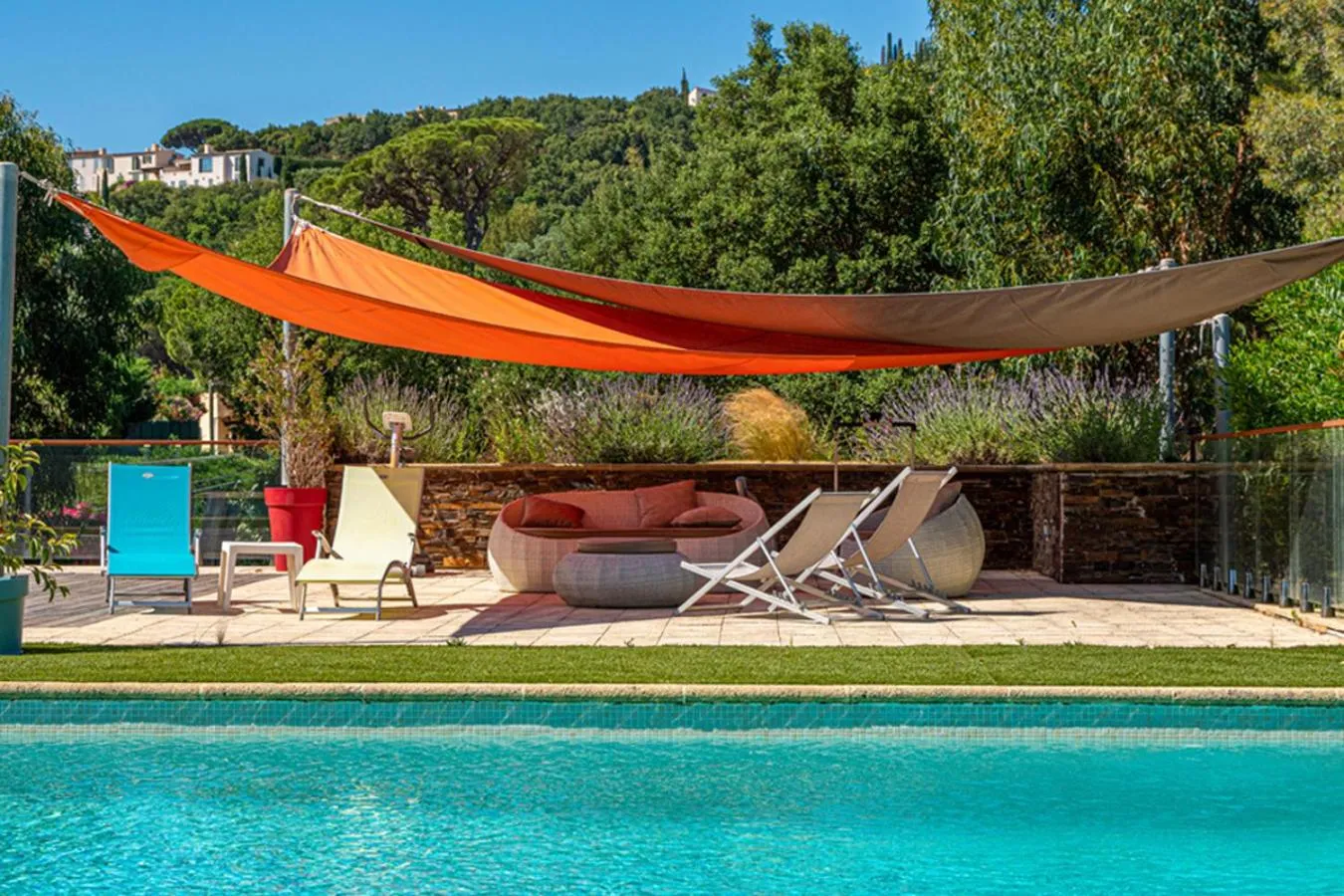 Patio in La villa Roméo, piscine et spa