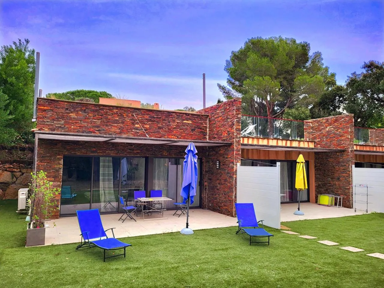 Property building in La villa Roméo, piscine et spa