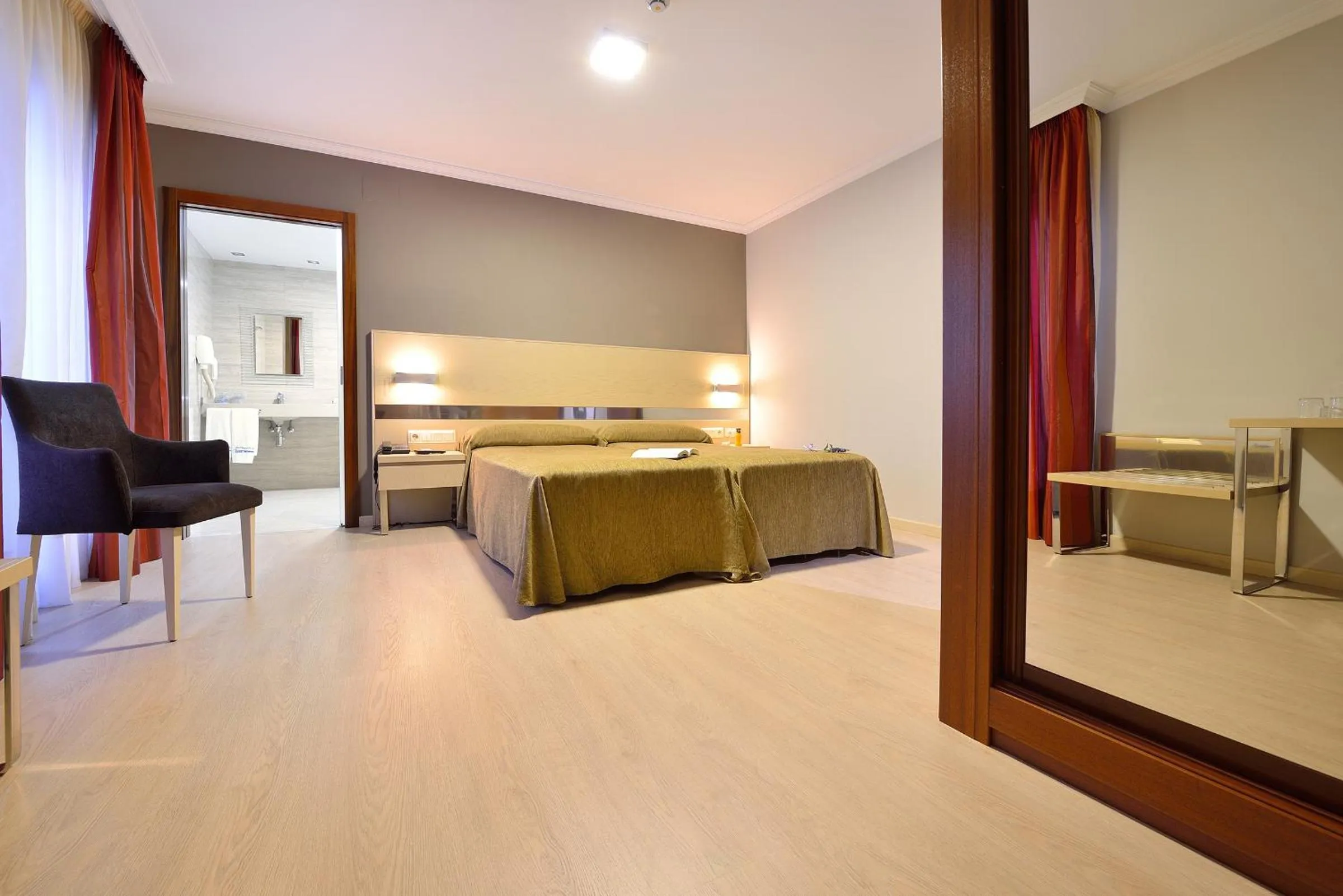 Photo of the whole room, Bed in Hotel Puente de La Toja