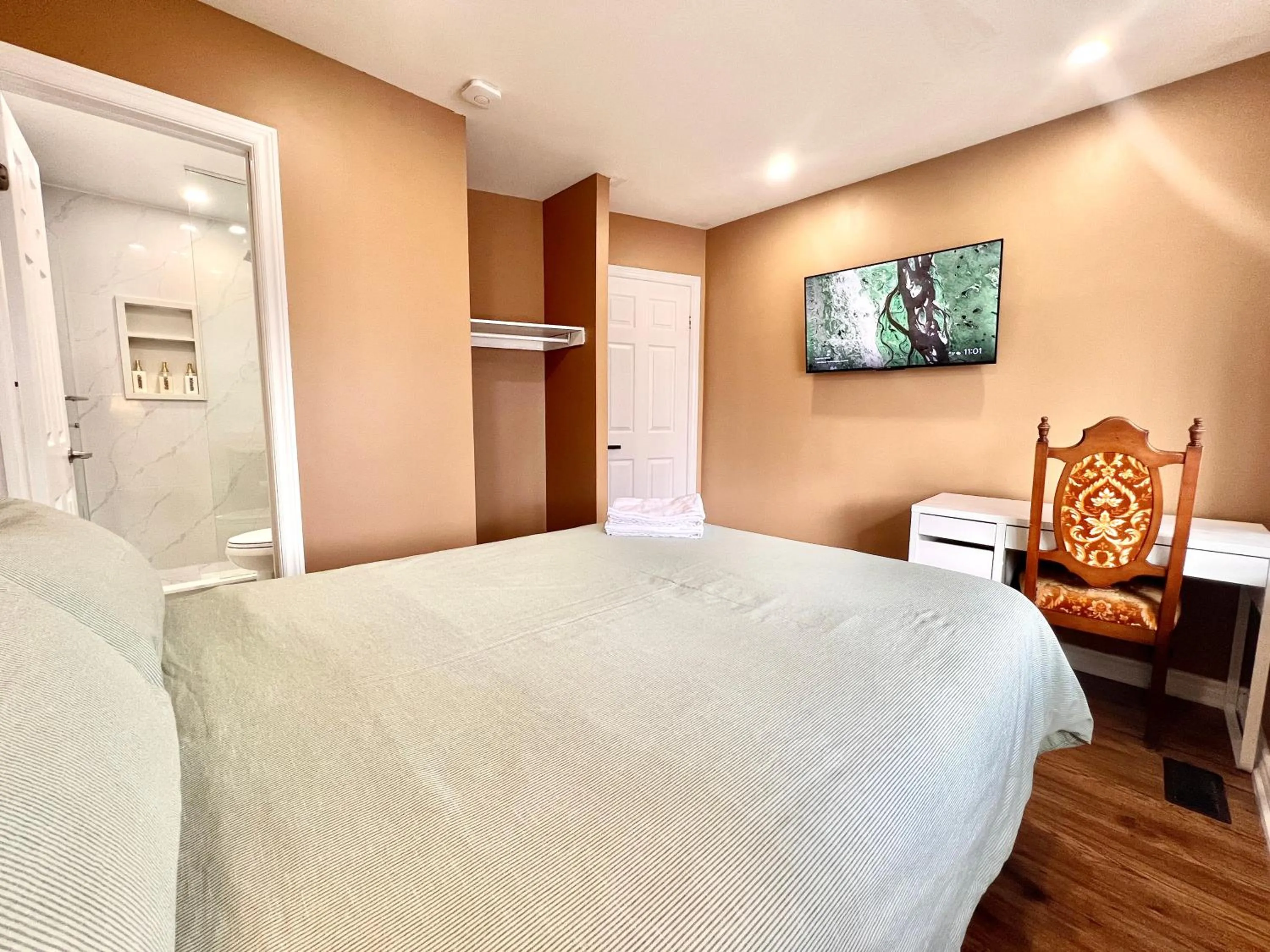 Bed in Renovated Rooms 10-min to Finch Subway Near Yonge St