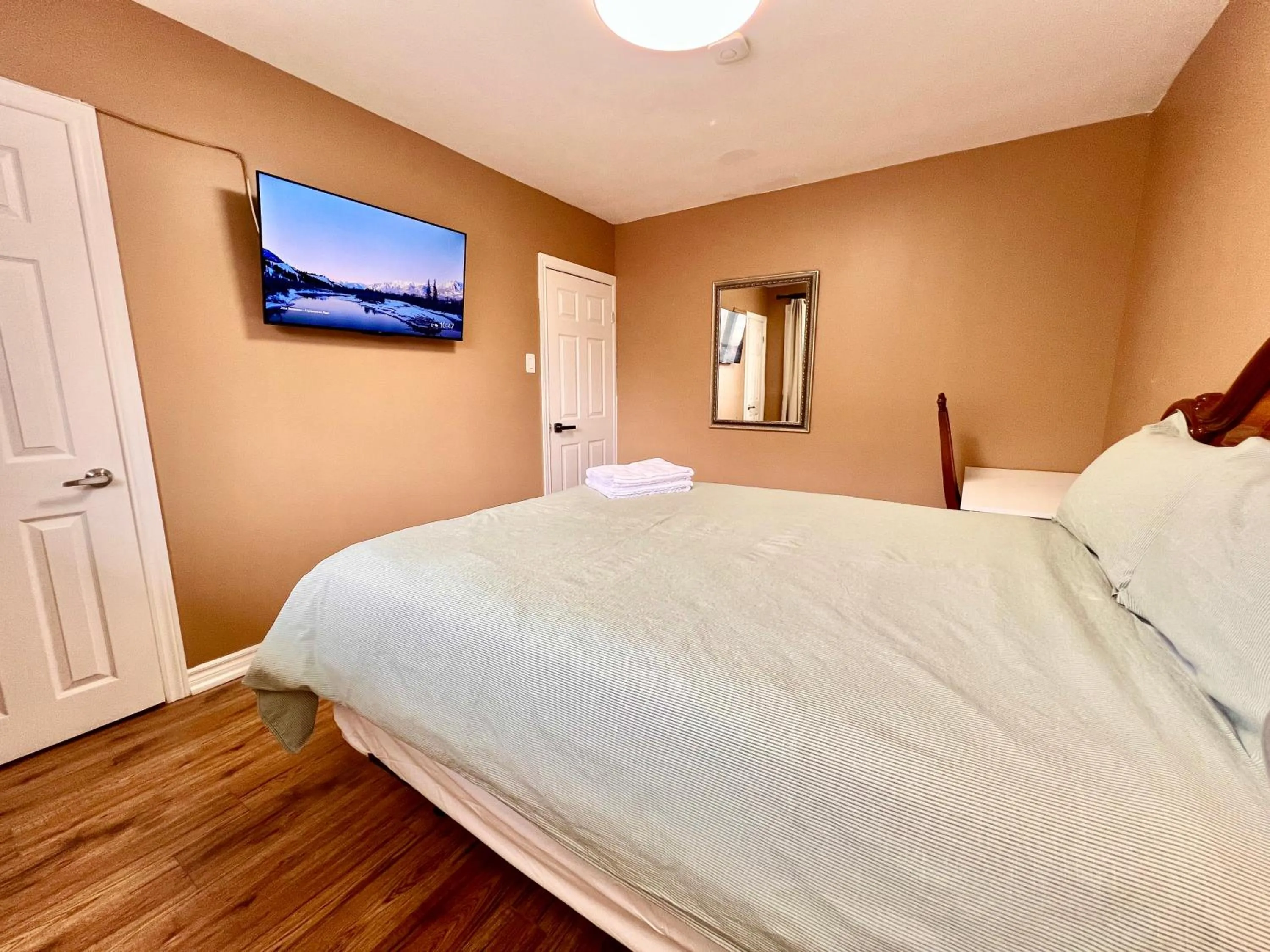 Bed in Renovated Rooms 10-min to Finch Subway Near Yonge St