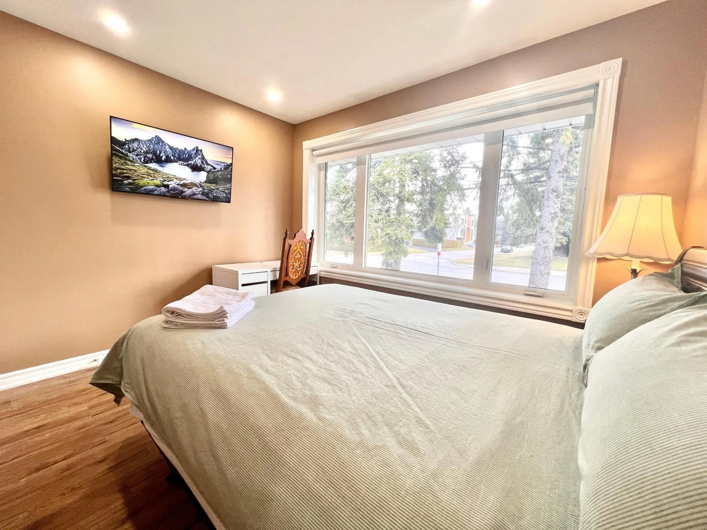 Bed in Renovated Rooms 10-min to Finch Subway Near Yonge St