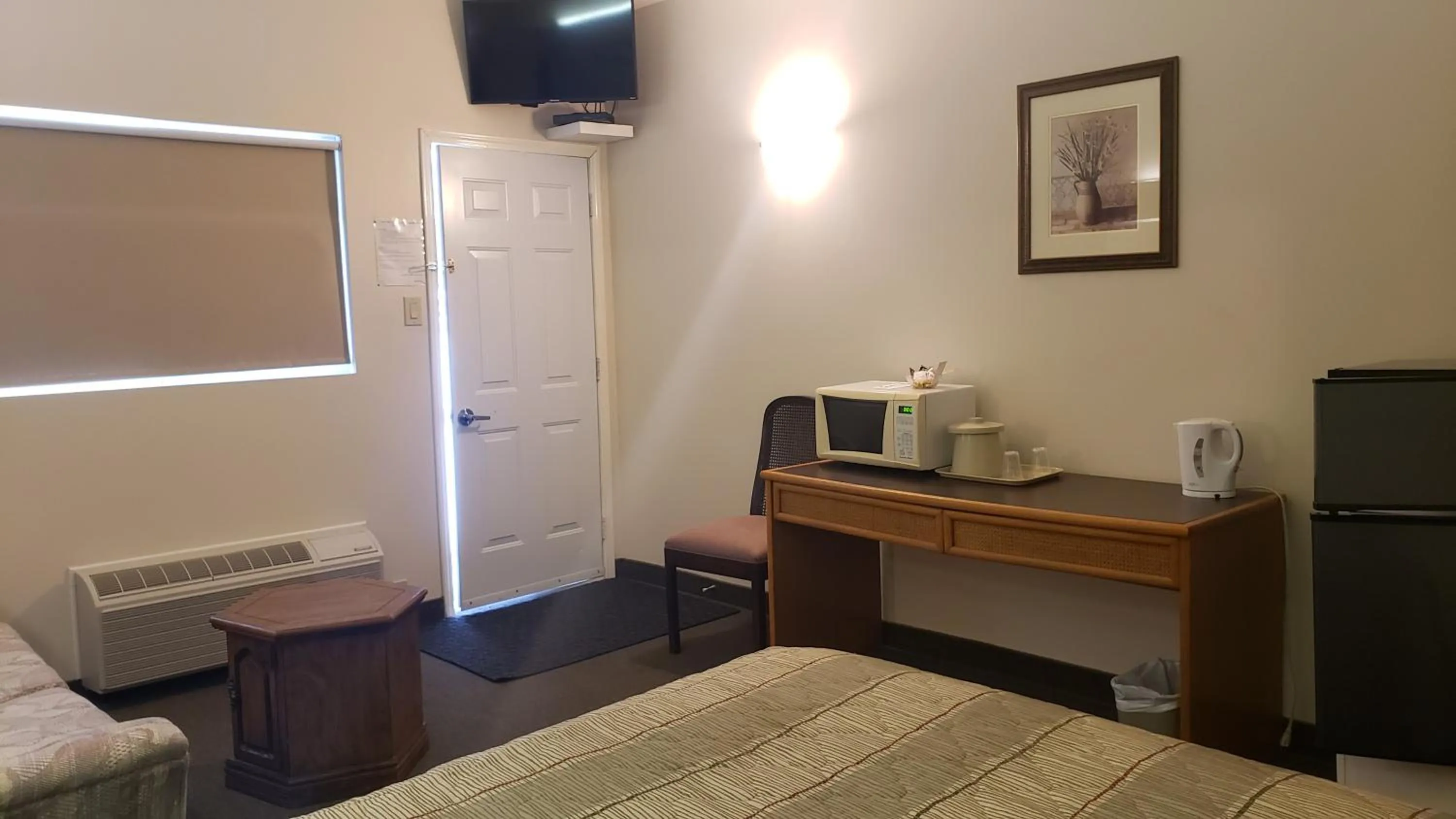 minibar, Bed in Calabogie Motor Inn