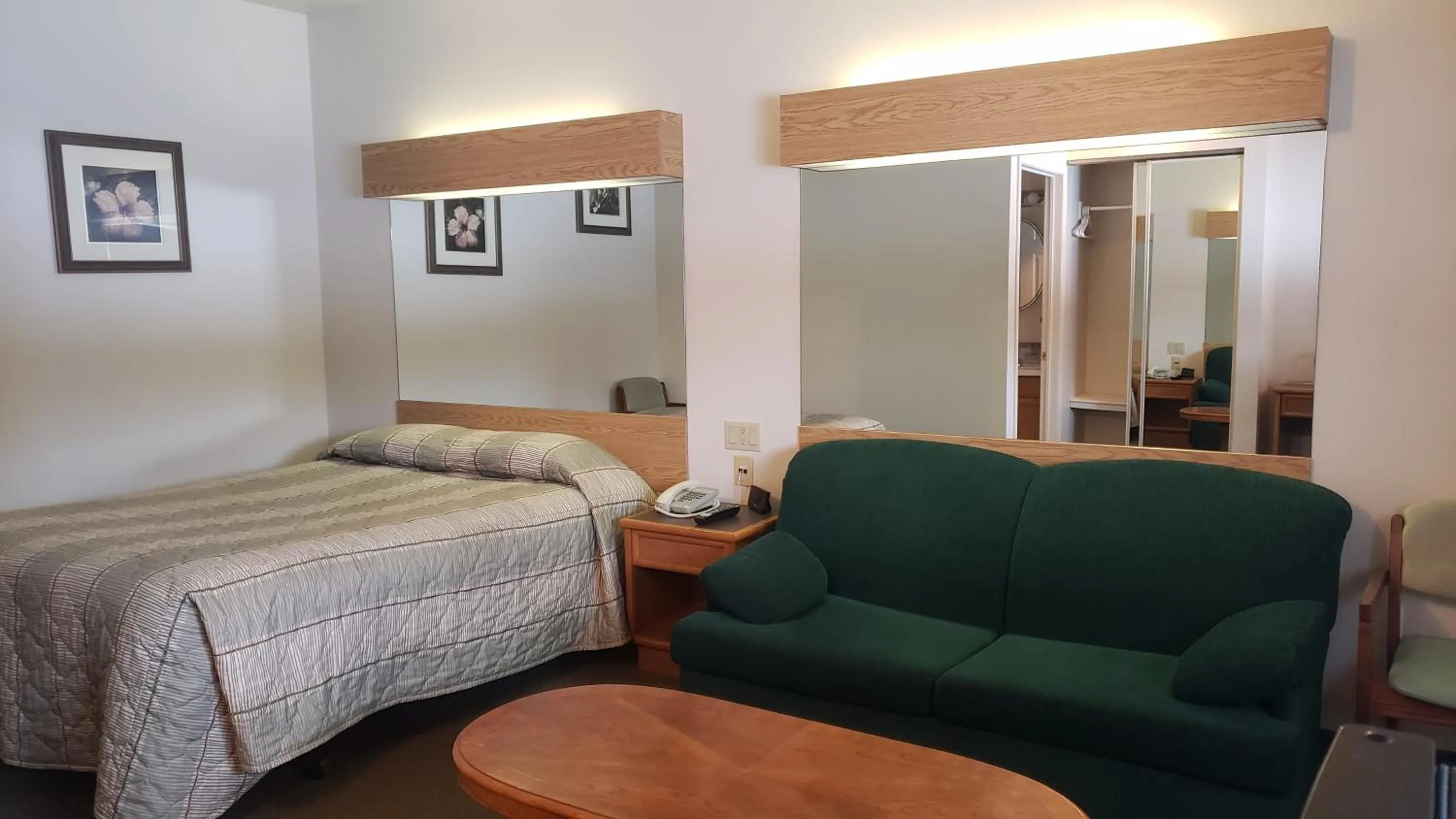 Seating area, Bed in Calabogie Motor Inn