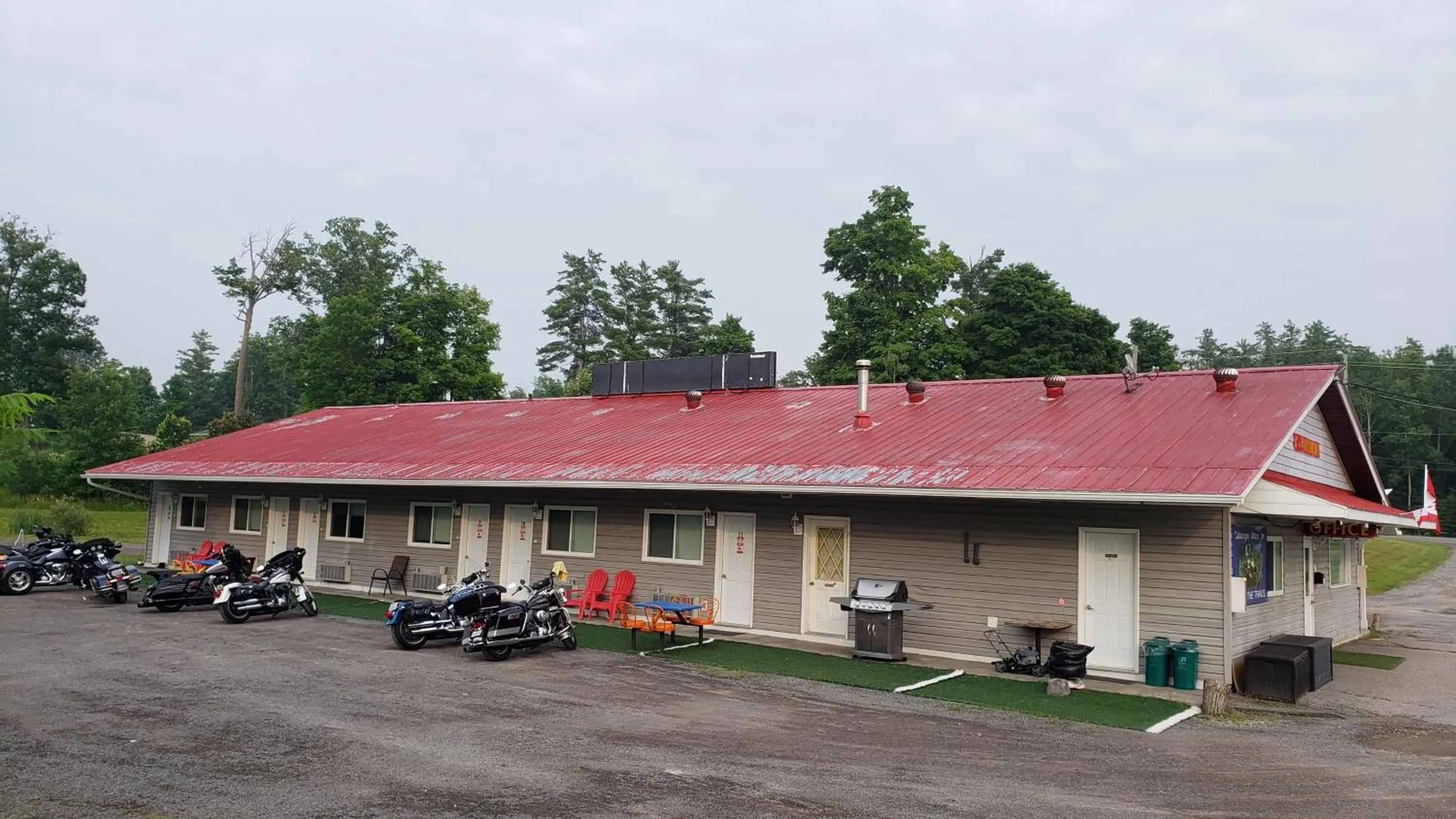 Property building in Calabogie Motor Inn