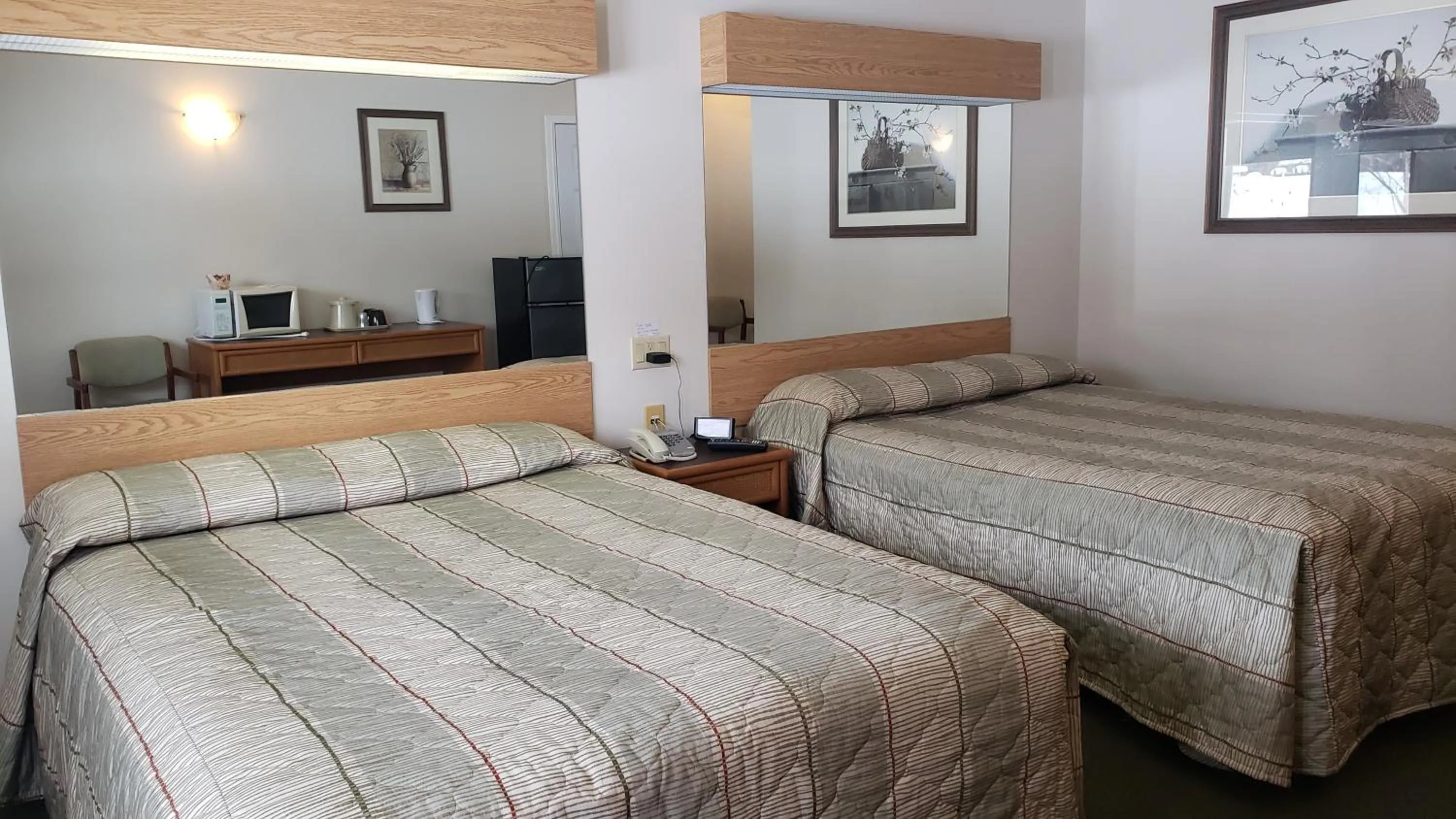 Photo of the whole room, Bed in Calabogie Motor Inn