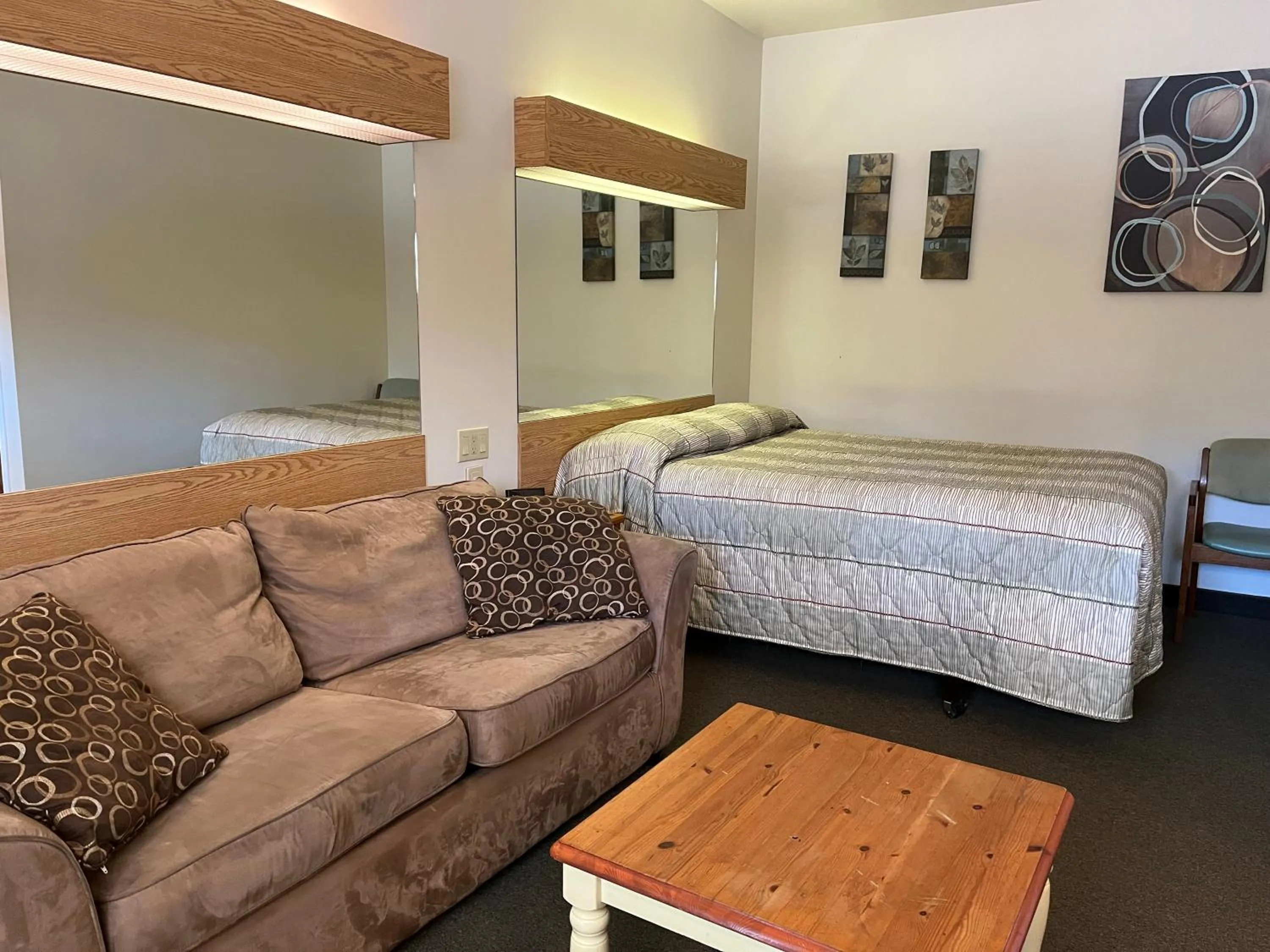 Photo of the whole room, Bed in Calabogie Motor Inn