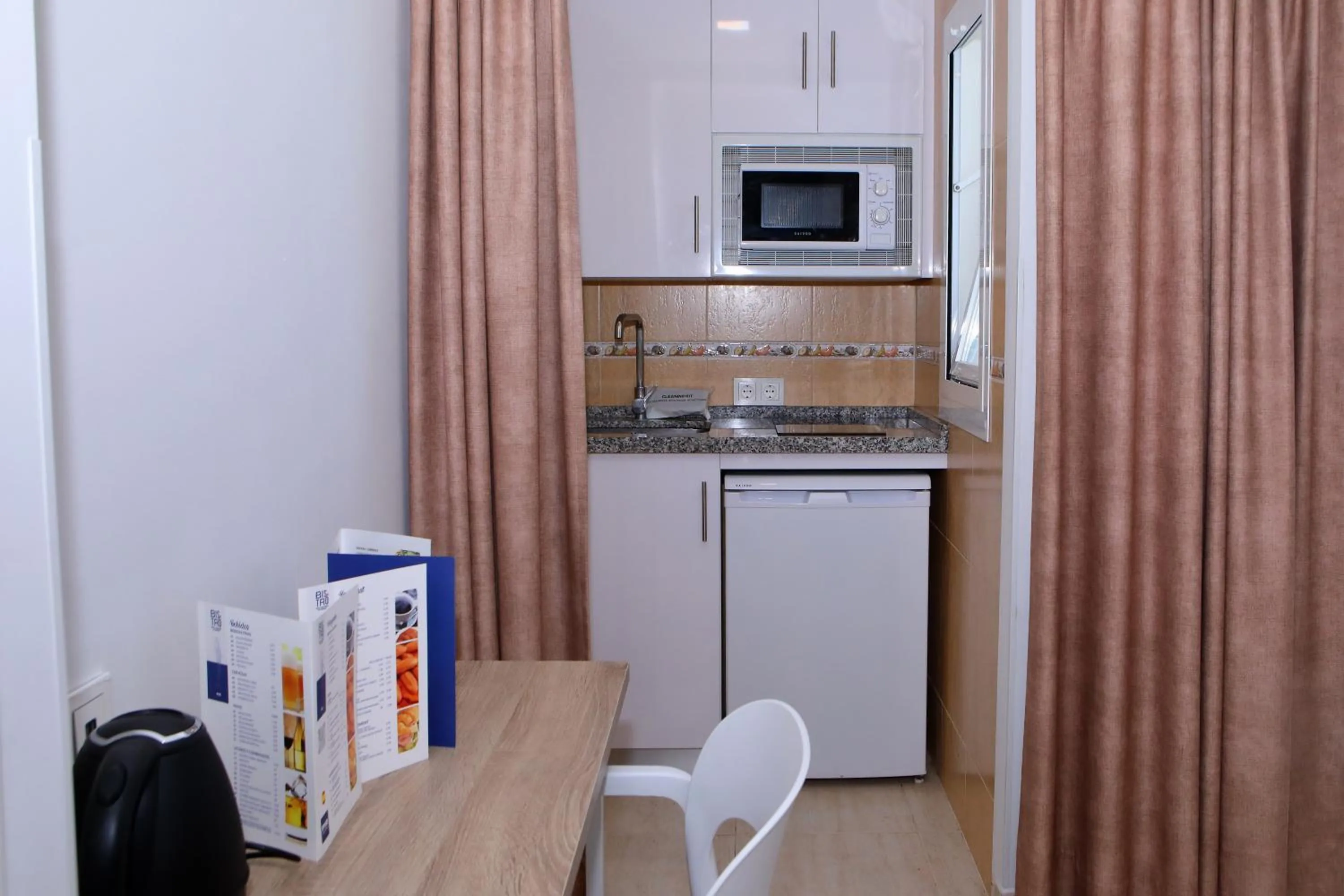 Kitchen or kitchenette in Hotel Apartamentos Pyr Fuengirola