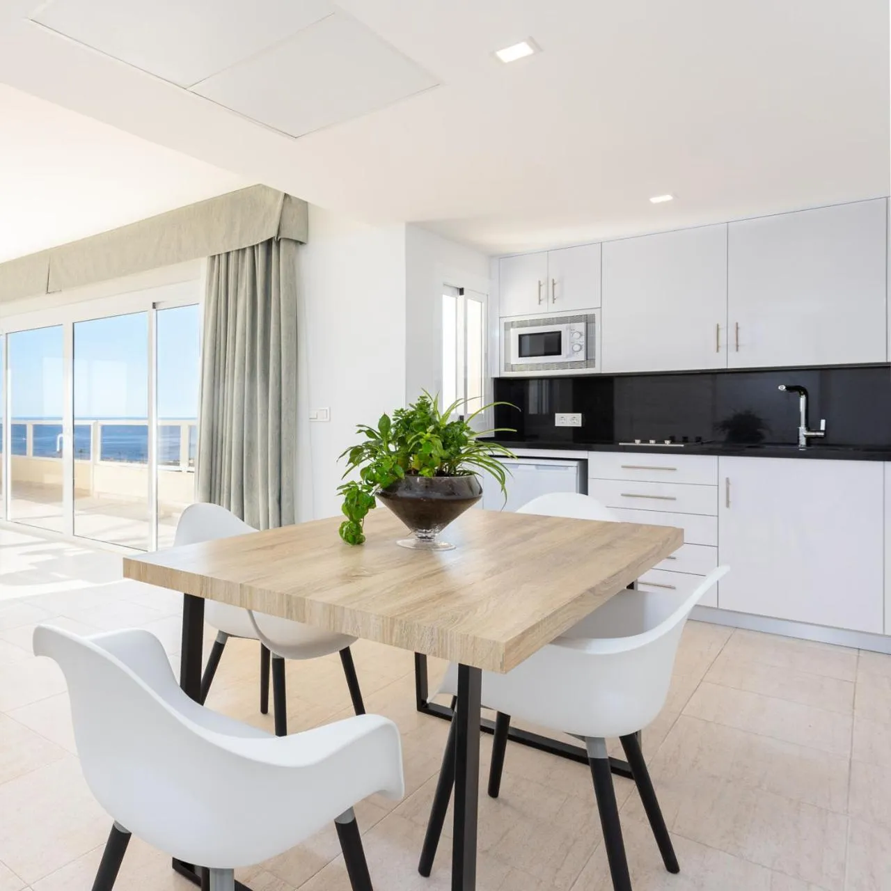 Kitchen or kitchenette in Hotel Apartamentos Pyr Fuengirola