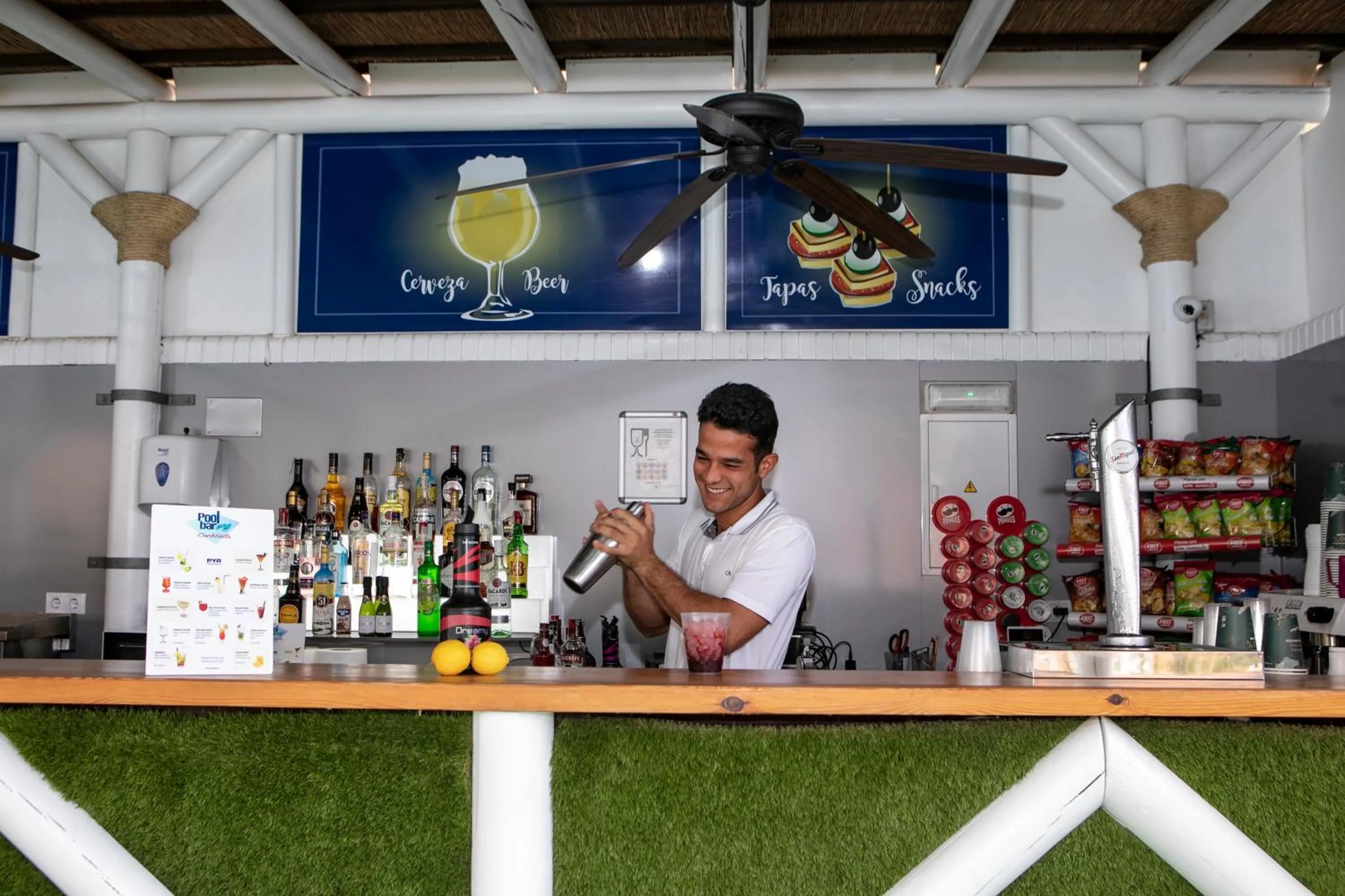 Swimming pool in Hotel Apartamentos Pyr Fuengirola