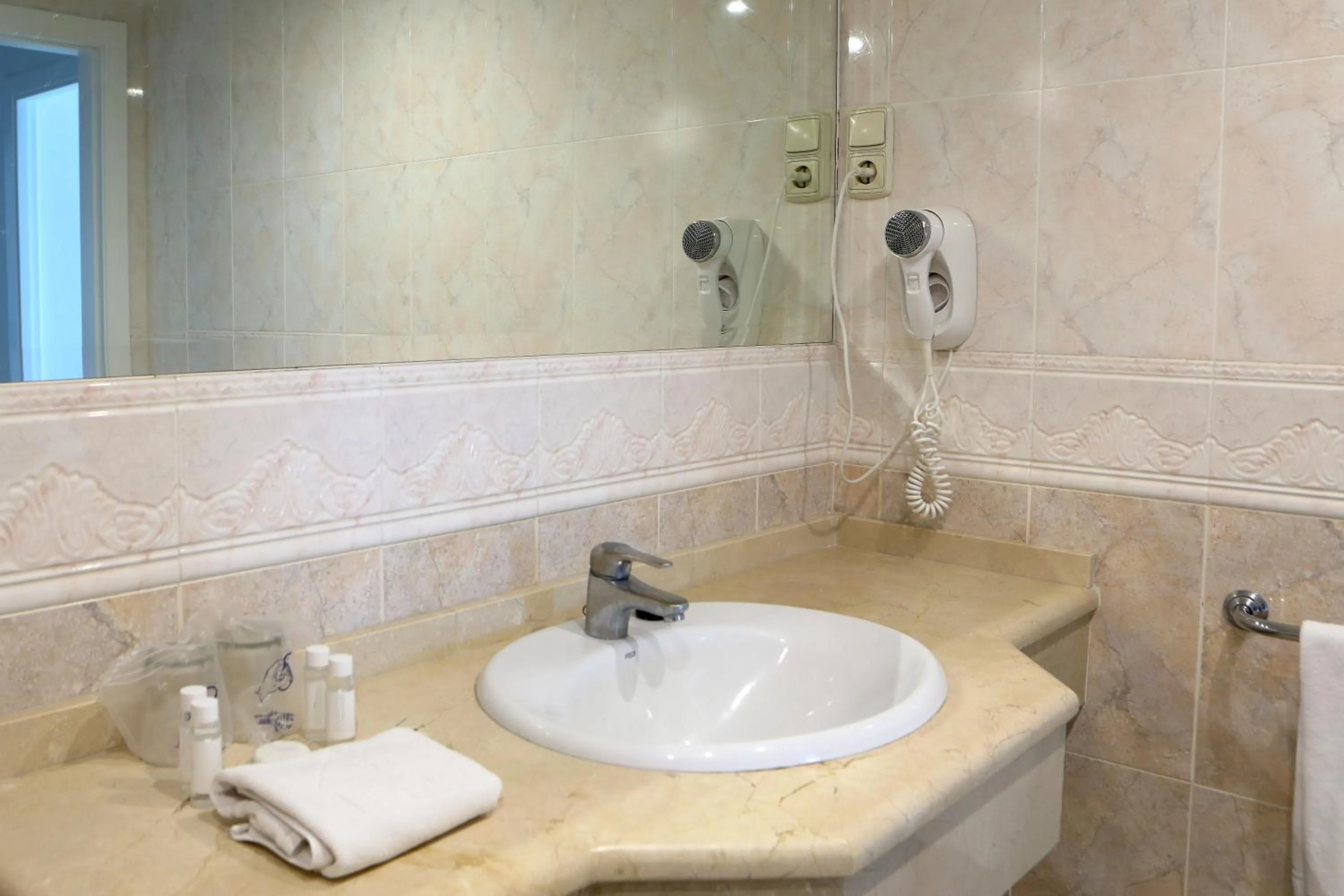 Bathroom in Hotel Apartamentos Pyr Fuengirola