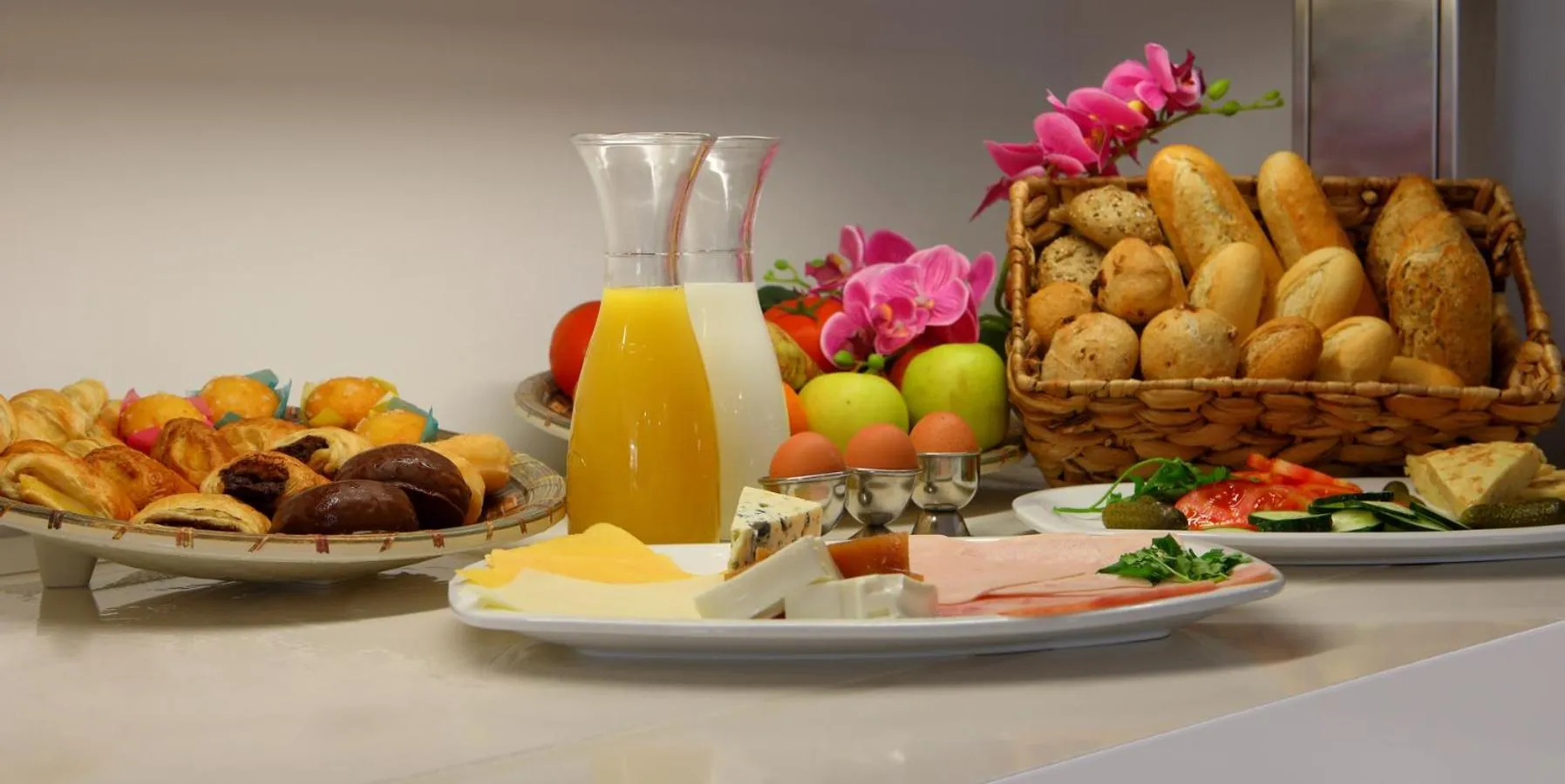 Buffet breakfast in Hotel Apartamentos Pyr Fuengirola